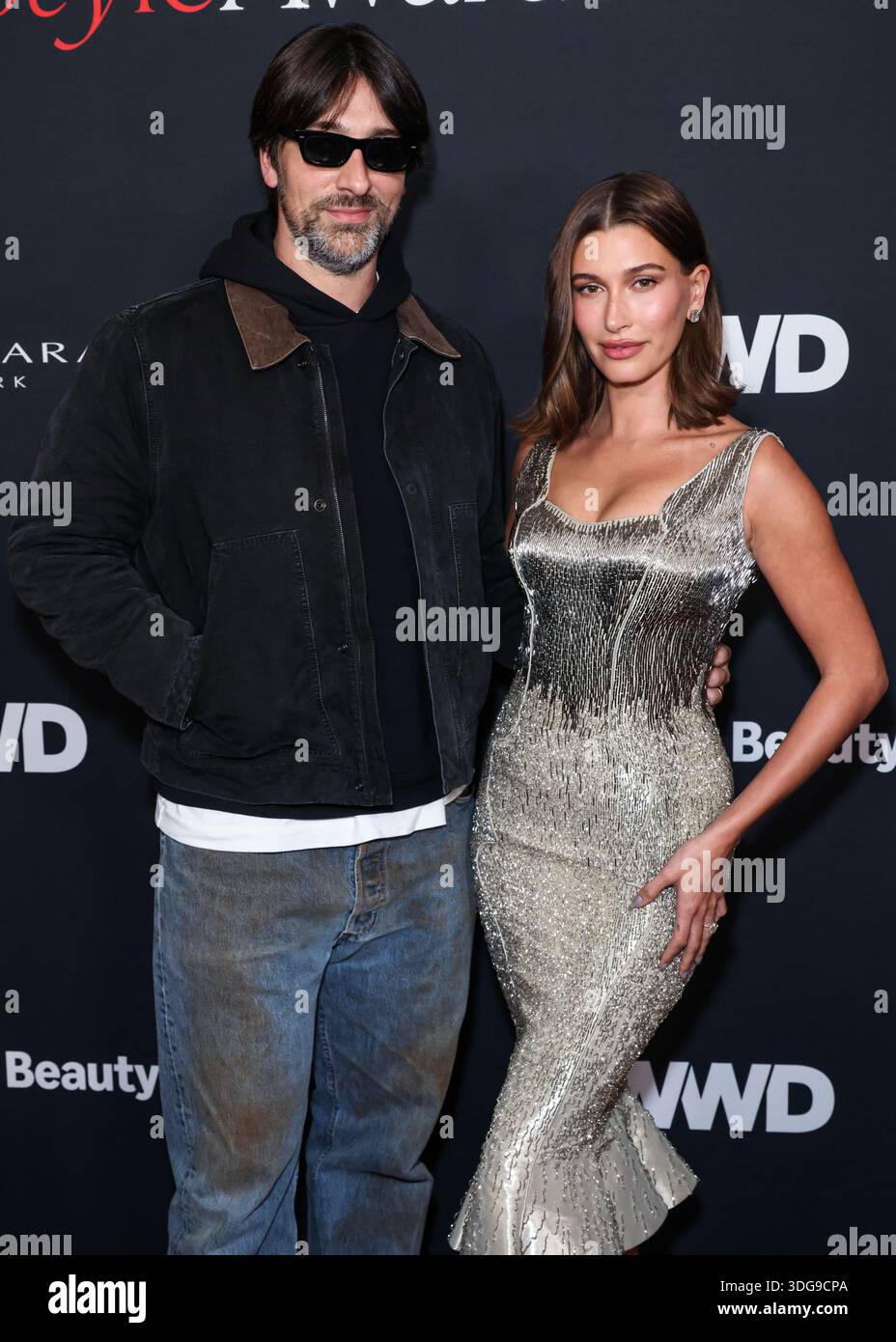 SANTA MONICA, LOS ANGELES, KALIFORNIEN, USA - JANUAR 09: Andrew Mukamal und das amerikanische Model, Unternehmer und Fernsehpersönlichkeit Hailey Baldwin Bieber in einem Armani-Kleid kommen bei den 2026 2. Jährlichen WWD (Women's Wear Daily) Style Awards, die von Amazon Beauty, Donna Karan New York, Glamsquad, IHG Hotels and Resorts und Moet and Chandon am 9. JANUAR 2026 im Regent Santa Monica Beach in Los Angeles, Los Angeles, USA, USA, verliehen werden. (Foto: Xavier Collin/Image Press Agency) Stockfoto