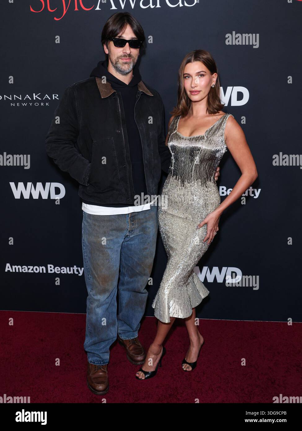 SANTA MONICA, LOS ANGELES, KALIFORNIEN, USA - JANUAR 09: Andrew Mukamal und das amerikanische Model, Unternehmer und Fernsehpersönlichkeit Hailey Baldwin Bieber in einem Armani-Kleid kommen bei den 2026 2. Jährlichen WWD (Women's Wear Daily) Style Awards, die von Amazon Beauty, Donna Karan New York, Glamsquad, IHG Hotels and Resorts und Moet and Chandon am 9. JANUAR 2026 im Regent Santa Monica Beach in Los Angeles, Los Angeles, USA, USA, verliehen werden. (Foto: Xavier Collin/Image Press Agency) Stockfoto