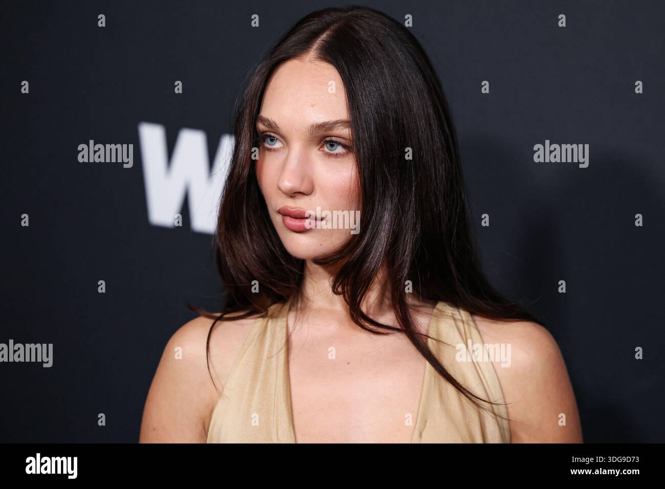 SANTA MONICA, LOS ANGELES, KALIFORNIEN, USA - JANUAR 09: Die amerikanische Schauspielerin und Tänzerin Maddie Ziegler trägt ein Archiv Donna Karan Kollektion Look aus dem Frühjahr 2009 kommt bei den 2026 2. Jährlichen WWD (Women's Wear Daily) Style Awards, Golden Globes verliehen von Amazon Beauty, Donna Karan New York, Glamsquad, IHG Hotels and Resorts und Moet and Chandon, die am 9. Januar 2026 im Regent Santa Monica Beach in Los Angeles, Kalifornien, Kalifornien, Kalifornien, USA, verliehen werden. (Foto: Xavier Collin/Image Press Agency) Stockfoto