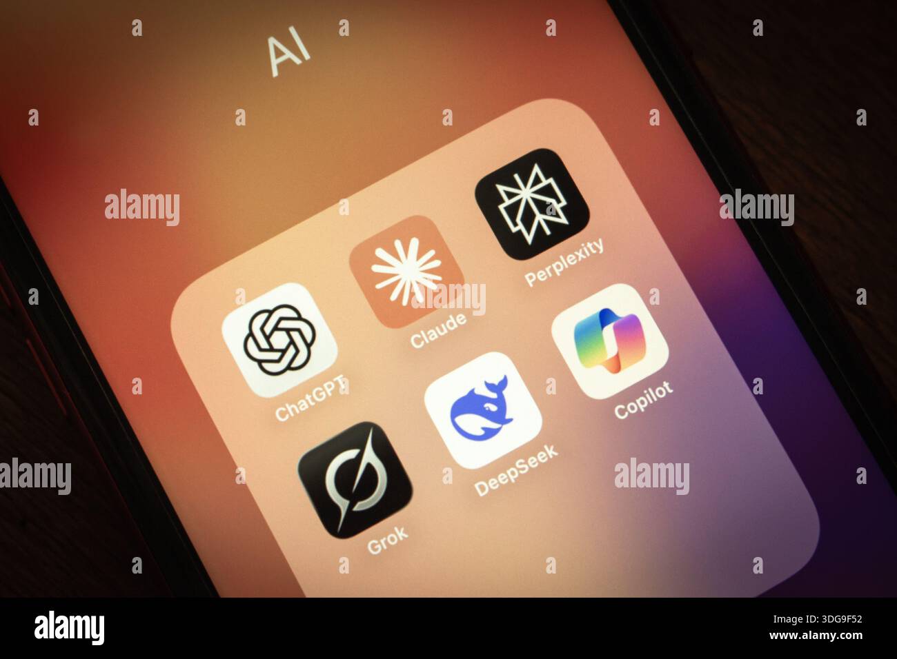 Nahaufnahme des Ordners auf dem Smartphone mit beliebten KI-Chatbot-Anwendungen wie ChatGPT, Claude, Grok, Copilot, Perplexity und DeepSeek. Stockfoto