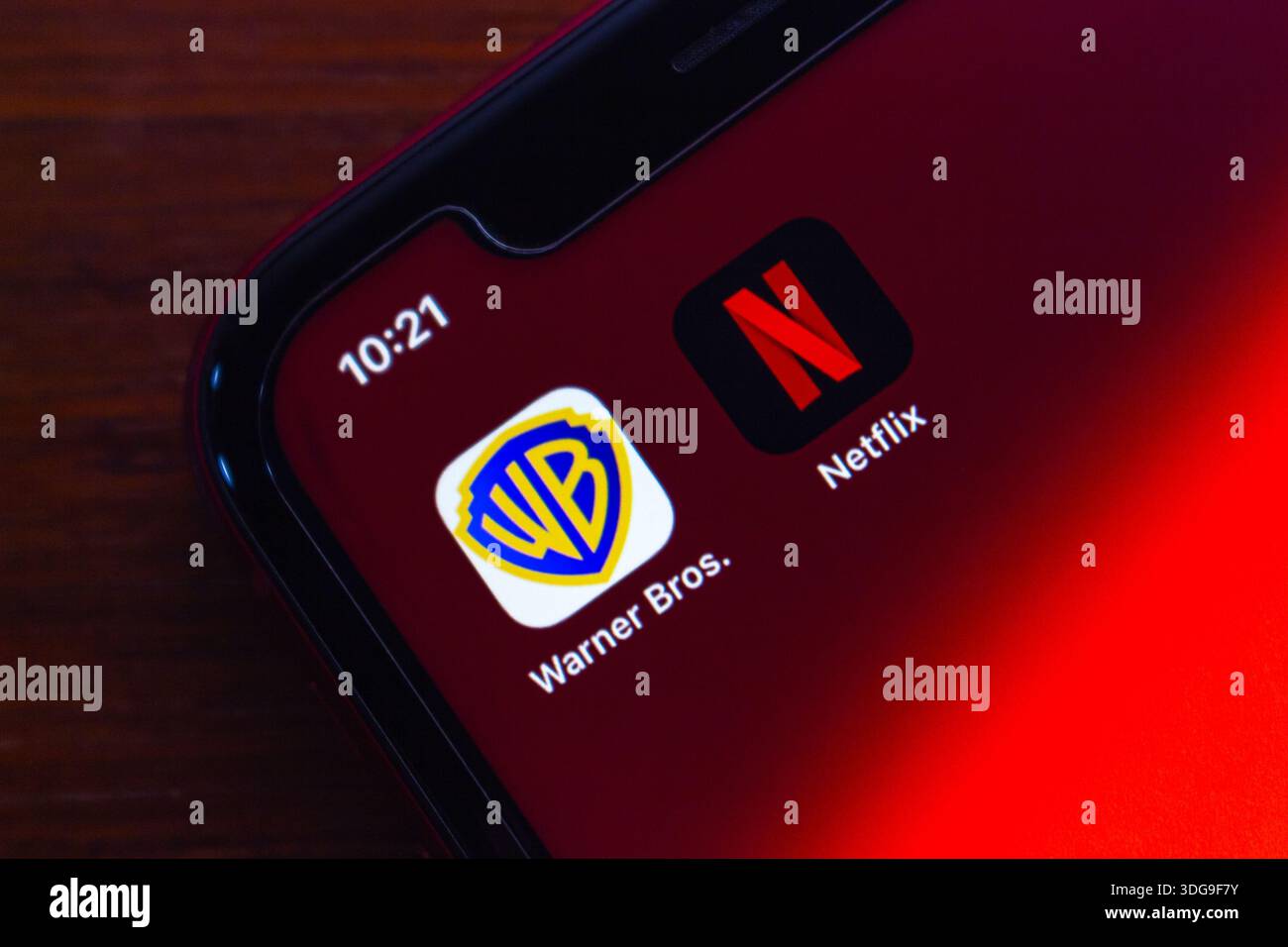 Warner Bros & Netflix Icons auf dem iPhone, die aktuelle Fusionsnachrichten, Streaming-Wettbewerb und sich verändernde Dynamik in der Unterhaltungsbranche hervorheben Stockfoto