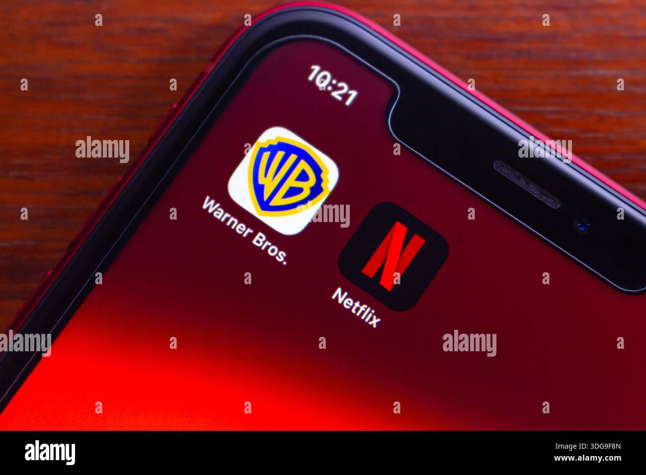 Netflix & Warner Bros Symbole, die die hochkarätigen Akquisitionsgespräche, die Konsolidierung der Branche und den Wandel des globalen Streaming-Service symbolisieren. Stockfoto