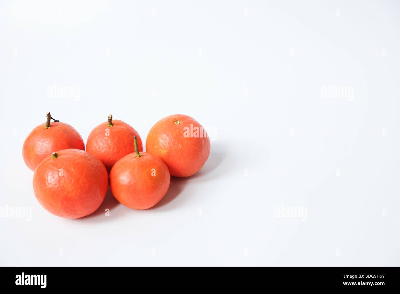 Mandarinorange, chinesisches Neujahrskonzept oder Mondneujahrskonzept, isoliert auf weißem Hintergrund Stockfoto