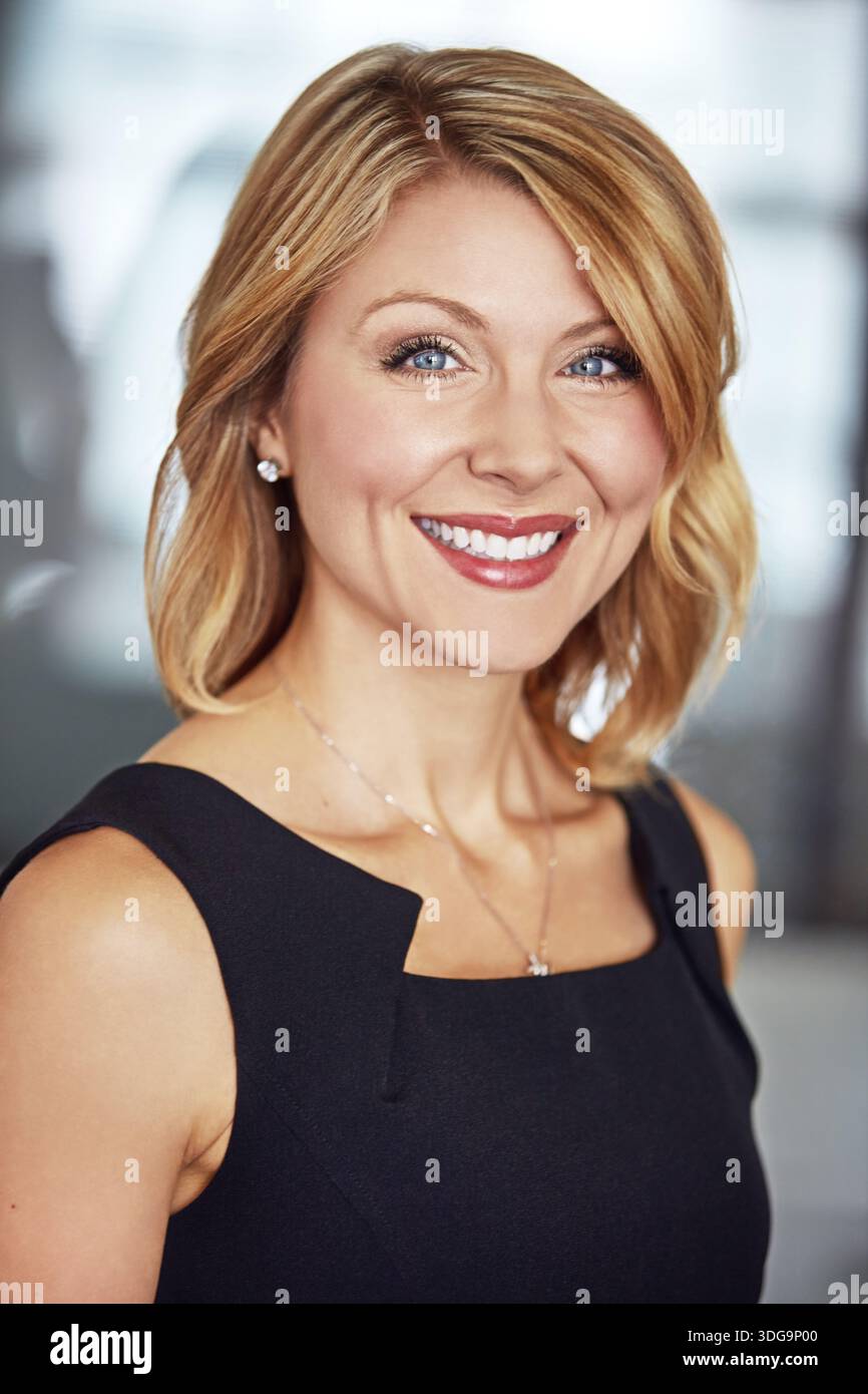 Porträt, Mitarbeiter und Frau mit Lächeln, Büro- und Verteidigungsanwalt mit Zuversicht für den Karriereweg. Anwaltskanzlei, Strafanwalt und Person mit Stolz Stockfoto