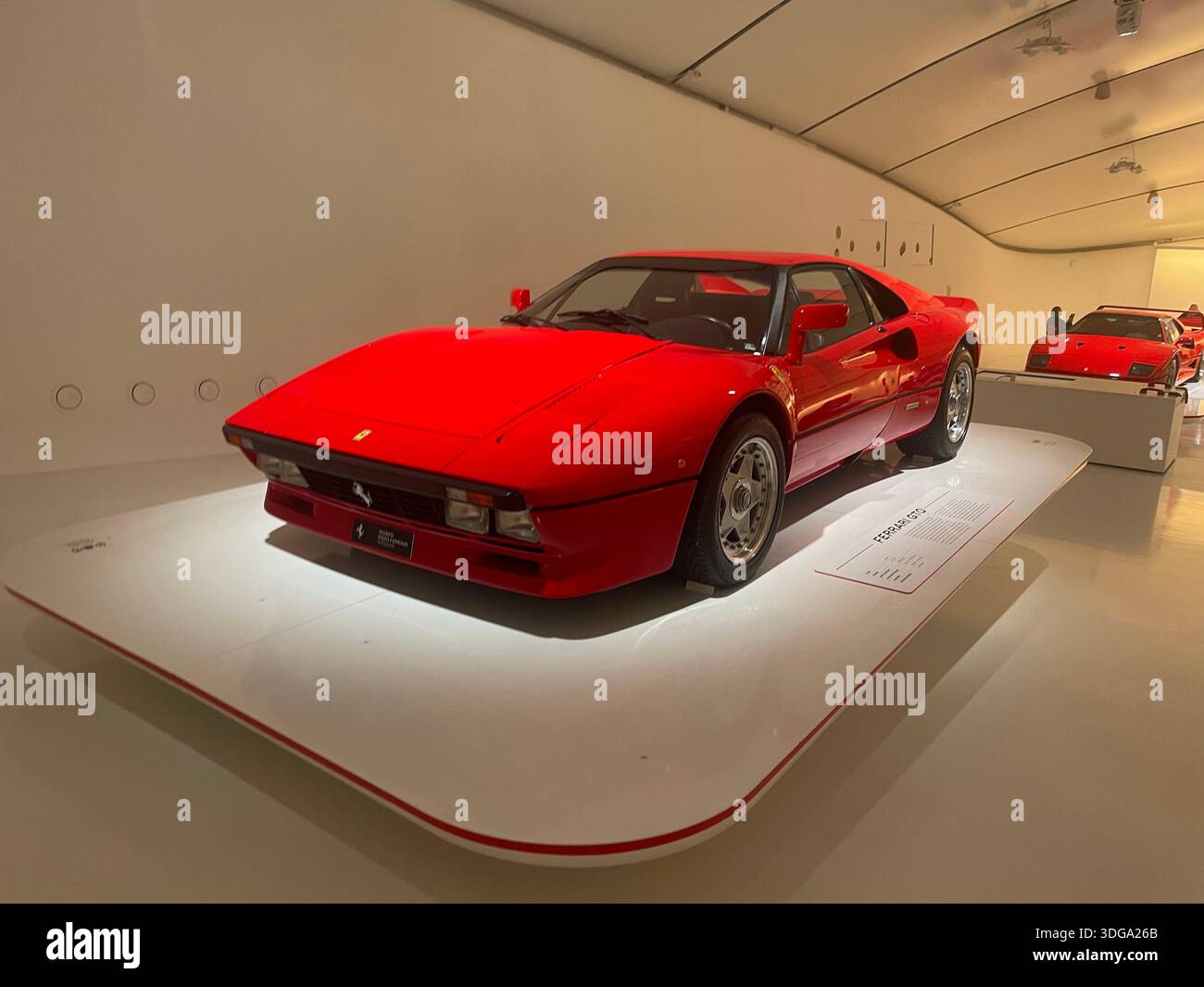 Eine kuratierte Supersportwagenausstellung im Enzo Ferrari Museum in Modena, Italien Stockfoto