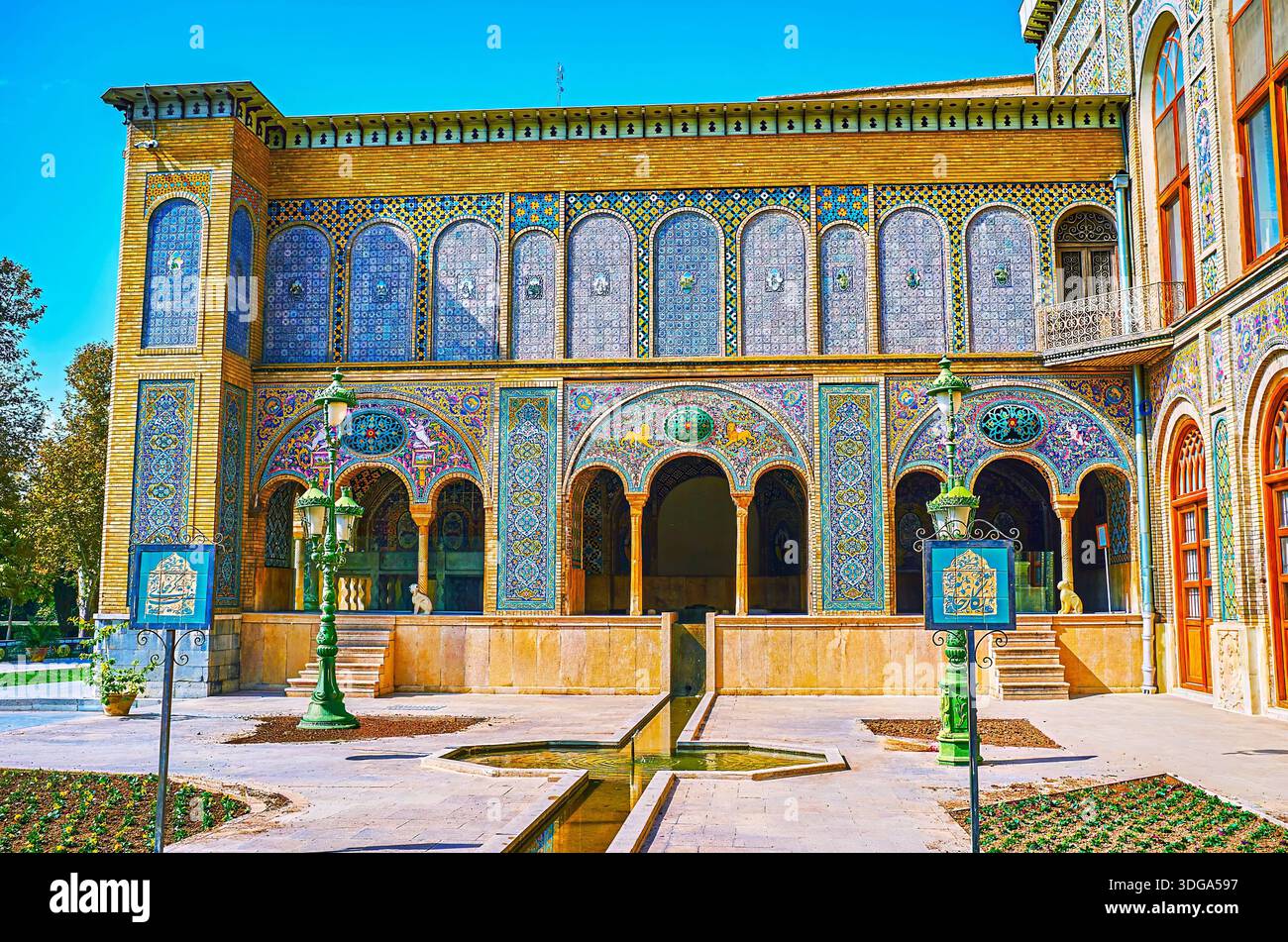 Karim Khani Nook, mit Blumenbeeten um den Brunnen, Teheran, Iran Stockfoto