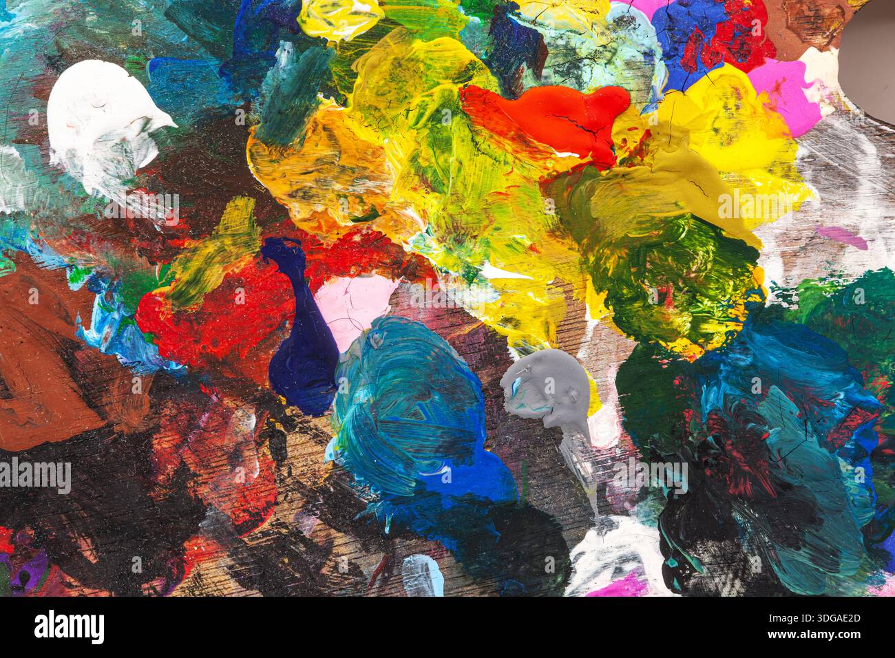 Nahaufnahme von dickem, mehrfarbigem Lack. Strukturierte Striche in Blau, Gelb, Rot und Grün erzeugen eine dynamische abstrakte Textur. Konzept der modernen Kunst Stockfoto