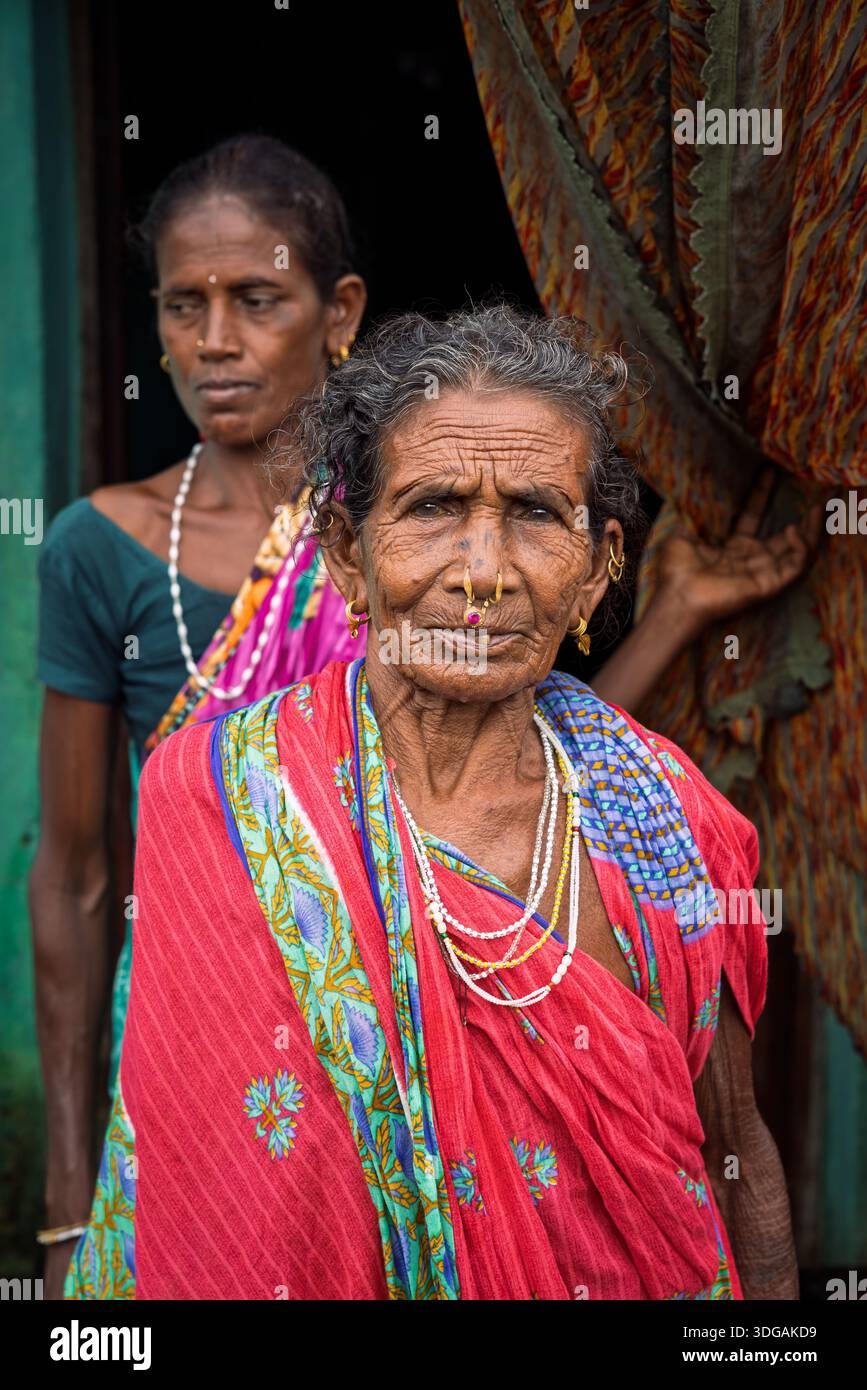 Porträt einer älteren Stammesfrau aus dem ländlichen Odisha, Indien Stockfoto
