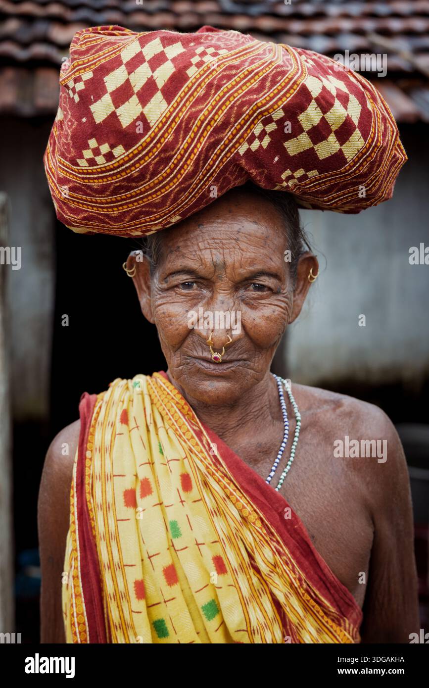 Porträt einer älteren Frau aus den Stammesgebieten von Odisha, Indien Stockfoto