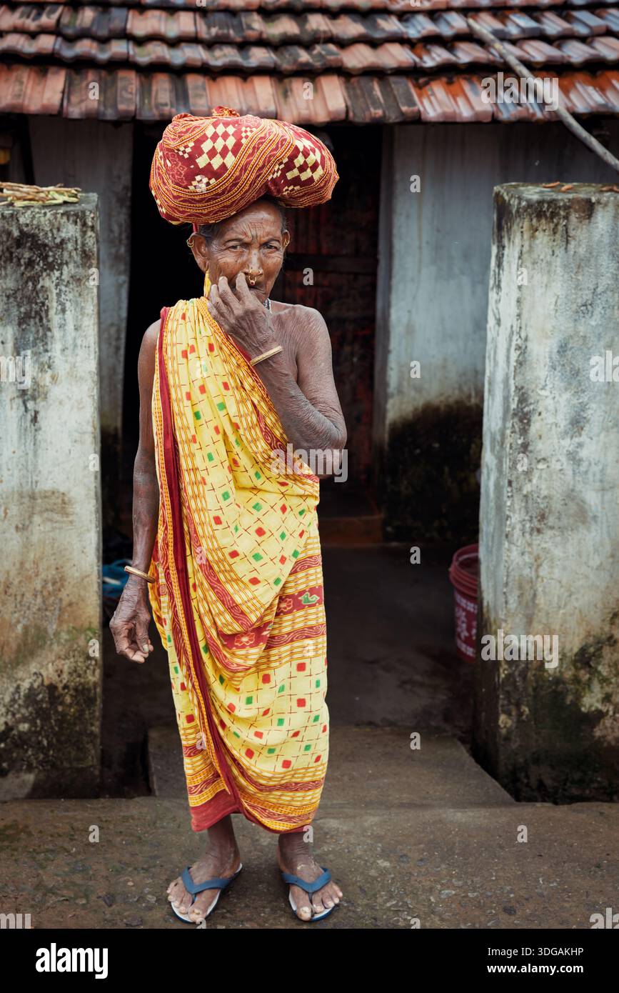 Porträt einer älteren Frau aus den Stammesgebieten von Odisha, Indien Stockfoto