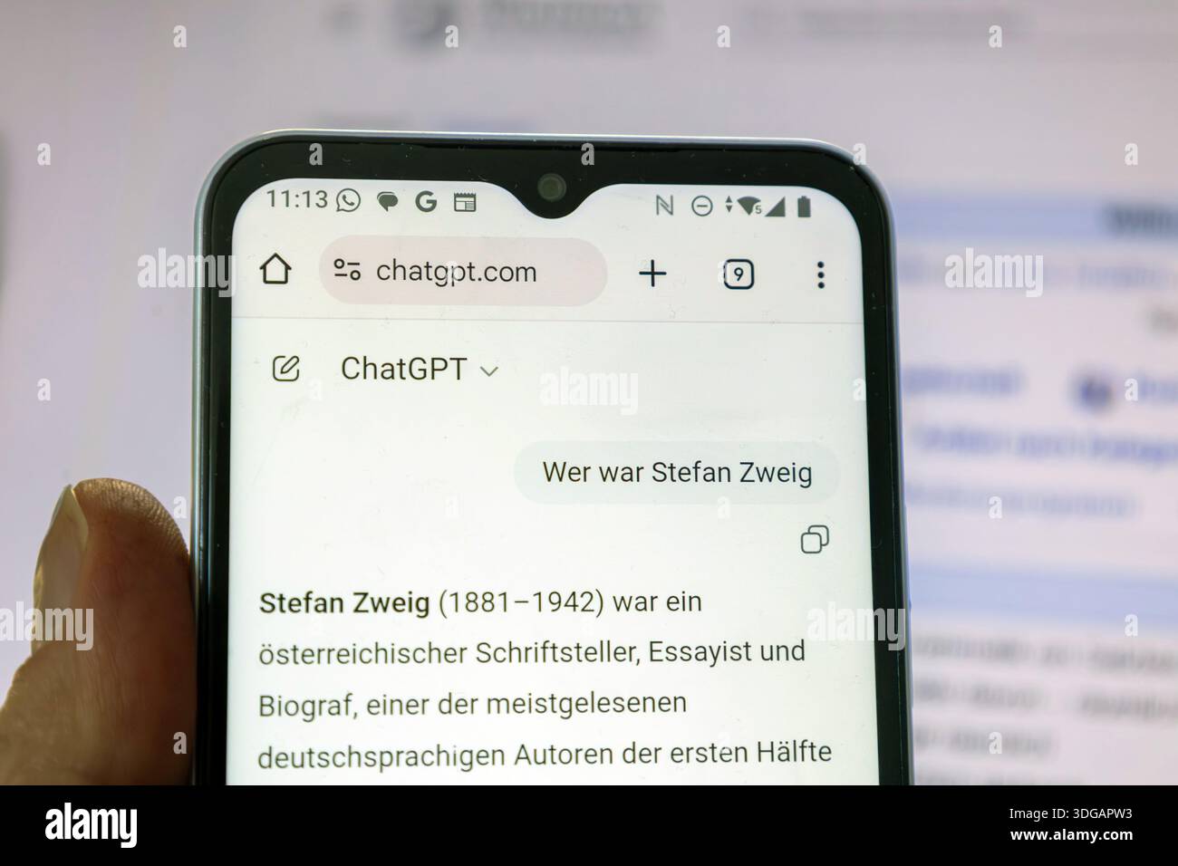Smartphone mit geöffneter Chat-GPT-Seite (symbolisches Bild) Stockfoto