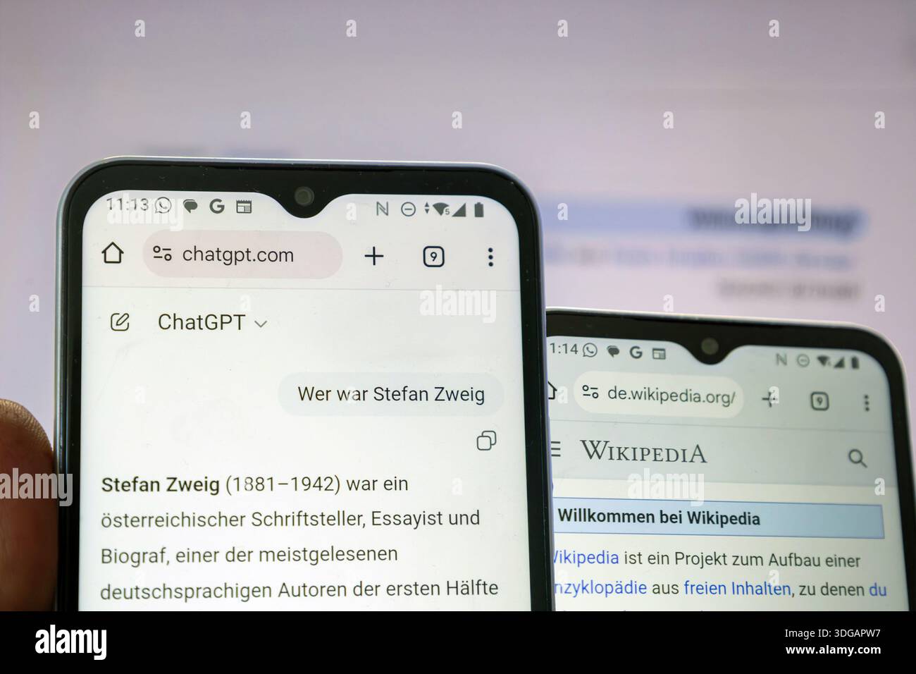 (Fotomontage) Chat-GPT vs. Wikipedia: Smartphones mit offenen Portalen Stockfoto