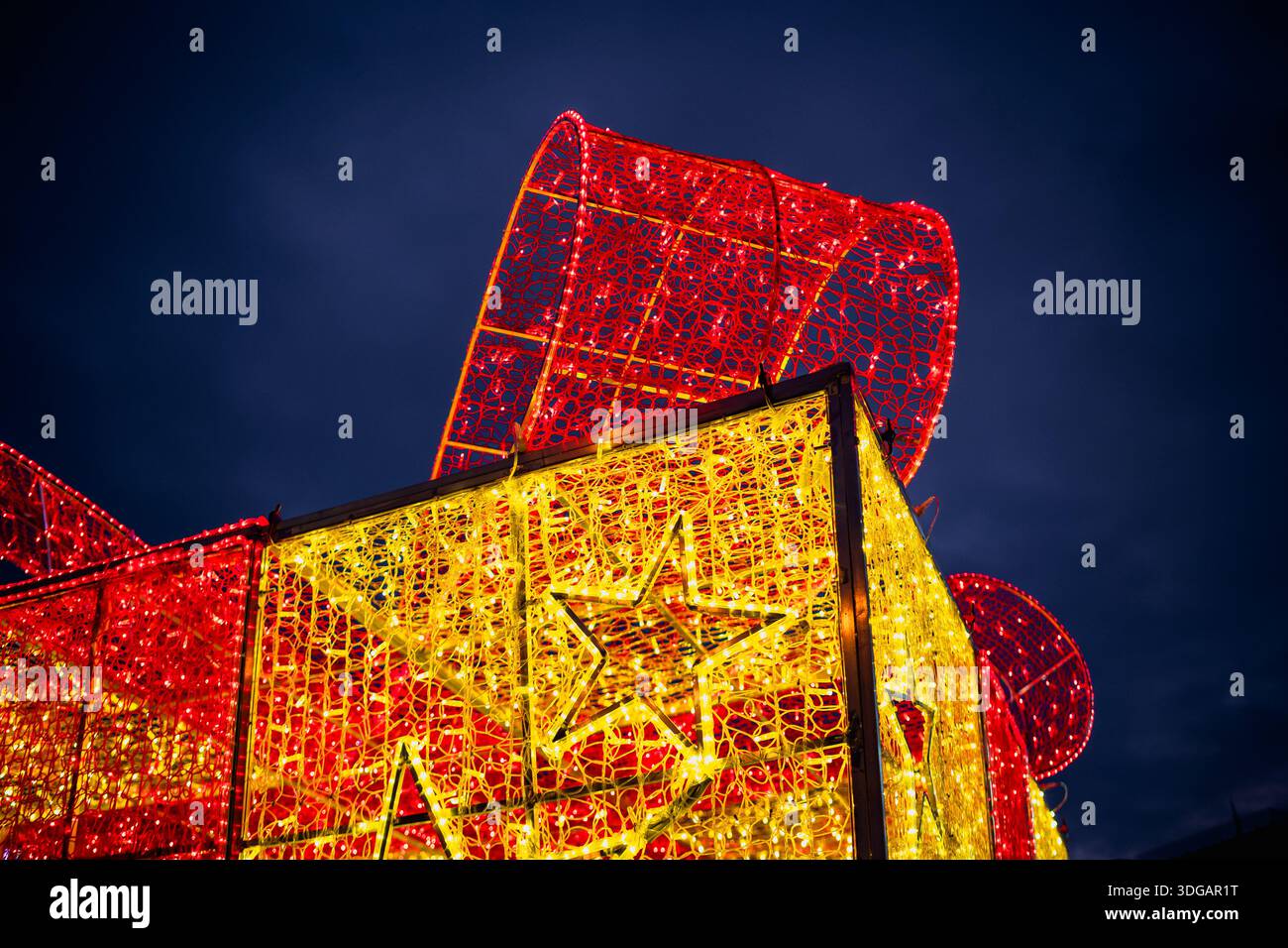 Farbenfrohe Weihnachtslichtdekorationen mit Sternenformen und festlichem Glühen Stockfoto