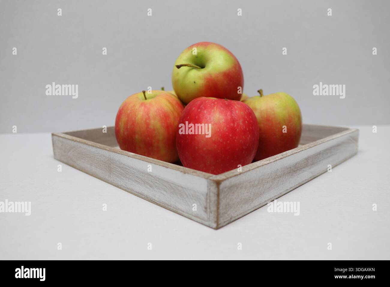 Schale mit frischen Äpfeln auf weißem Tisch Stockfoto