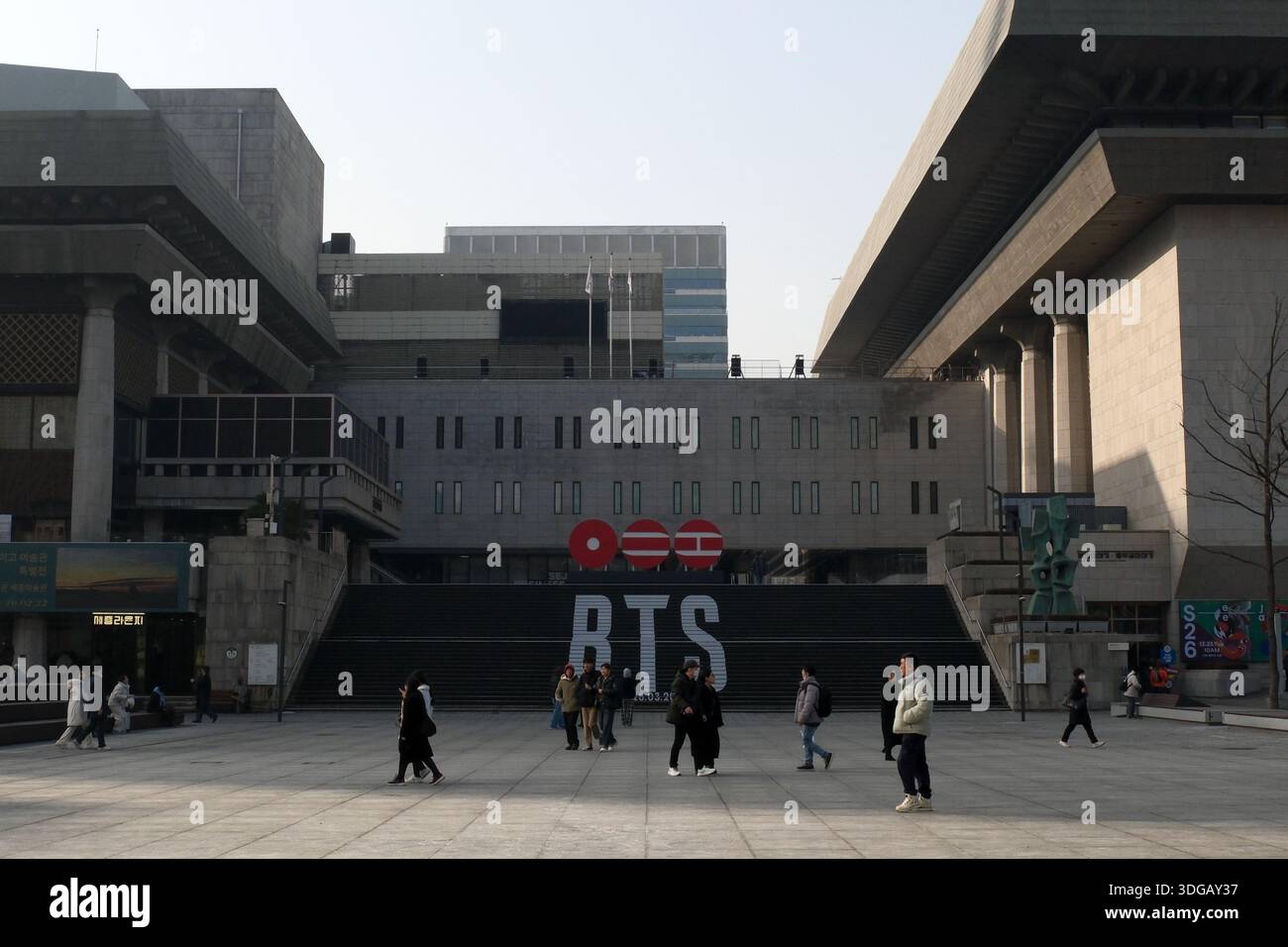 Seoul, Südkorea: Große Ansicht der BTS-Werbeinstallation im Sejong Center in der Innenstadt von Seoul Stockfoto