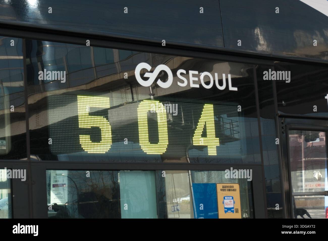 Seoul, Südkorea: Stadtbuslinie 504 auf dem Bildschirm angezeigt, Teil des öffentlichen Nahverkehrs in Seoul Stockfoto