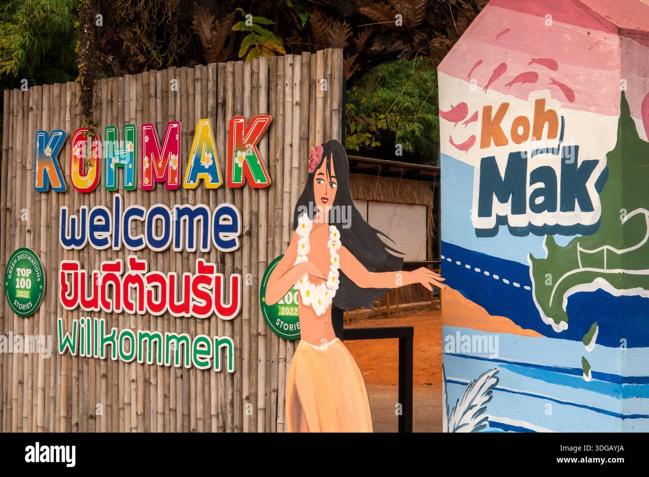 Thailand, Koh Mak, farbenfrohes Willkommen in Koh Mak-Schild an der Kreuzung Stockfoto