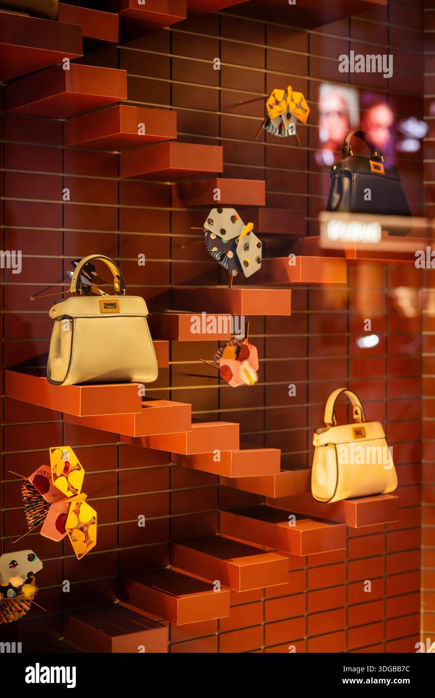 Mailand, Italien - 2026, 13. Januar: Elegante Fendi FW25 Handtaschen auf geometrischen Regalen, die luxuriöses Design, modernen Stil und hochwertige Handwerkskunst hervorheben Stockfoto