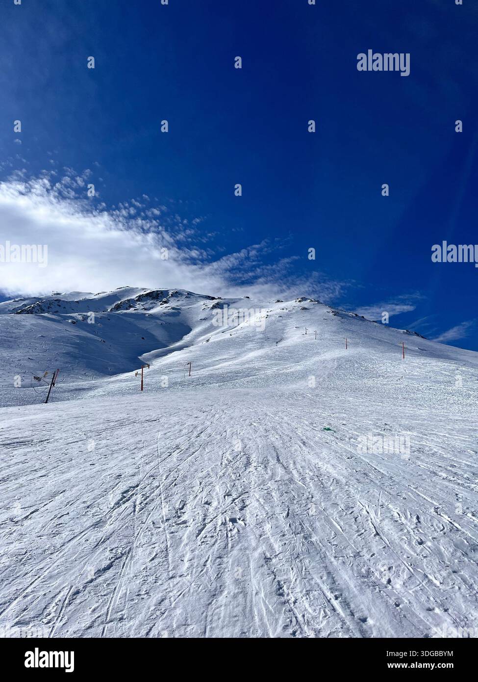 Verschneite Skipiste im Atlasgebirge unter tiefblauem Himmel - Smartphone-aufgenommenes Stockfoto