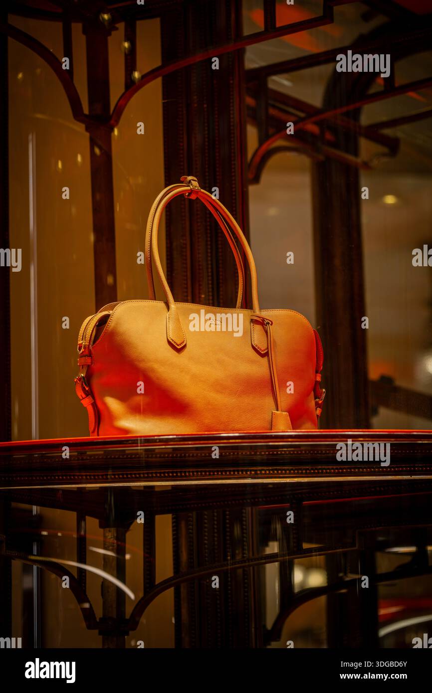 Mailand, Italien - 2026, 13. Januar: Elegante Prada FW25 Handtasche in goldener Boutique-Beleuchtung, die luxuriöse Handwerkskunst und raffiniertes Ita hervorhebt Stockfoto