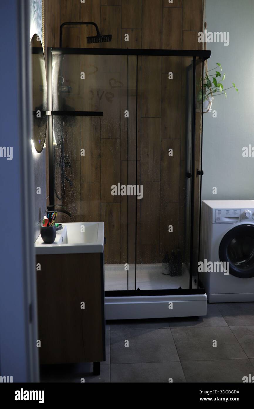 Modernes Bad mit Dusche und Waschmaschine Stockfoto