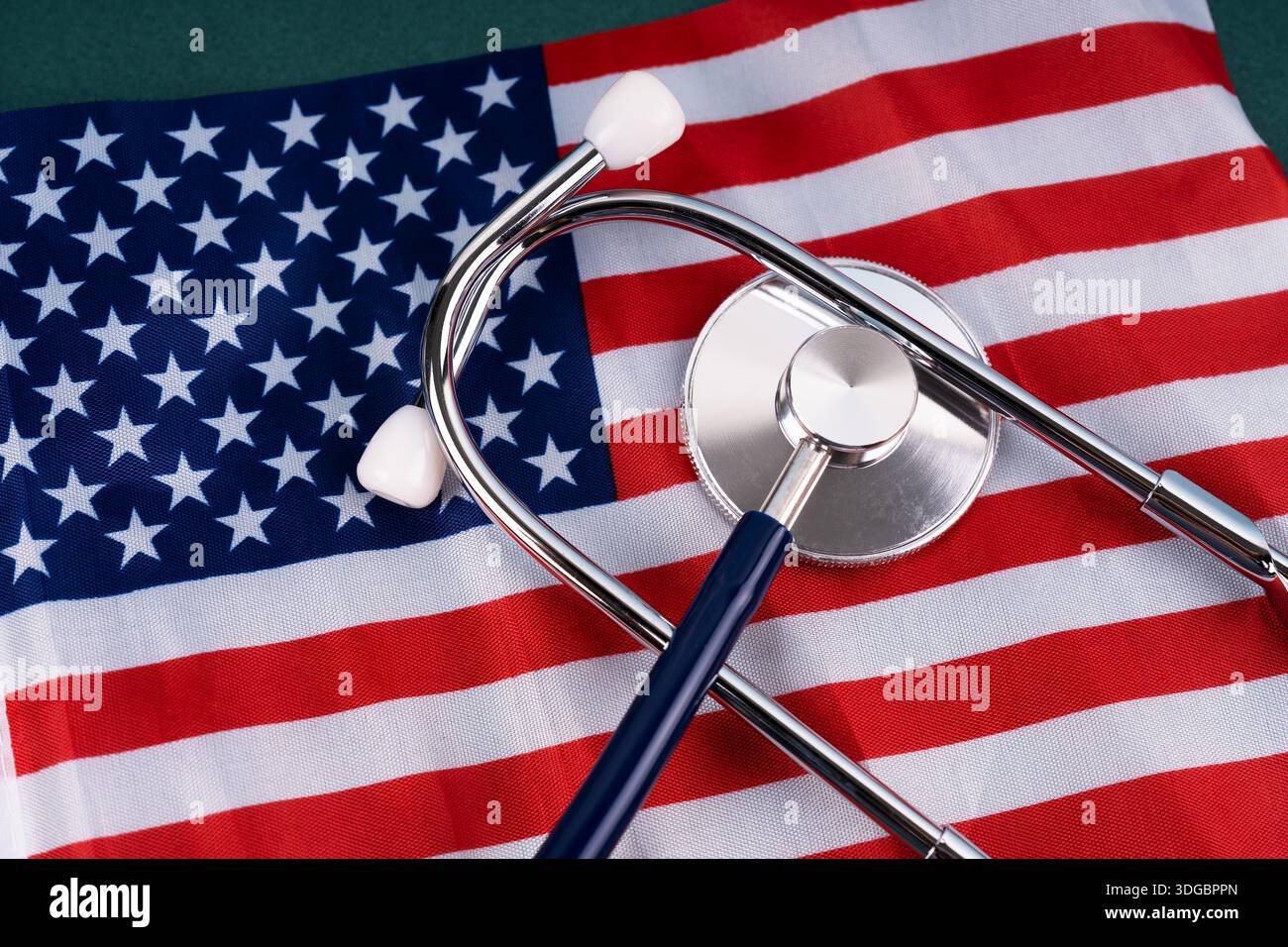 Hochwinkelansicht des Stethoskops auf dem amerikanischen Flag Medical Concept Stockfoto