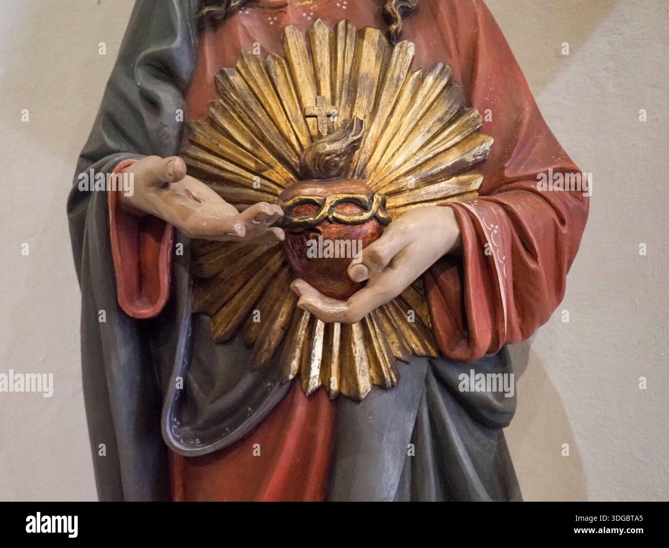 Die Statue des Heiligen Herzens Jesu Christi bietet spirituellen Trost und repräsentiert die Hingabe, den Glauben und die Erlösung für die Gläubigen der Heiligen Maria von Assump Stockfoto