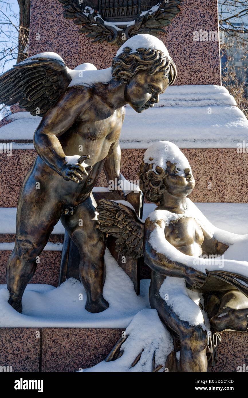 Zwei verschneite Engel, Figur am Felix Mendessohn Bartholdy-Denkmal im Winter mit Schnee, Leipzig, Sachsen, Deutschland Stockfoto