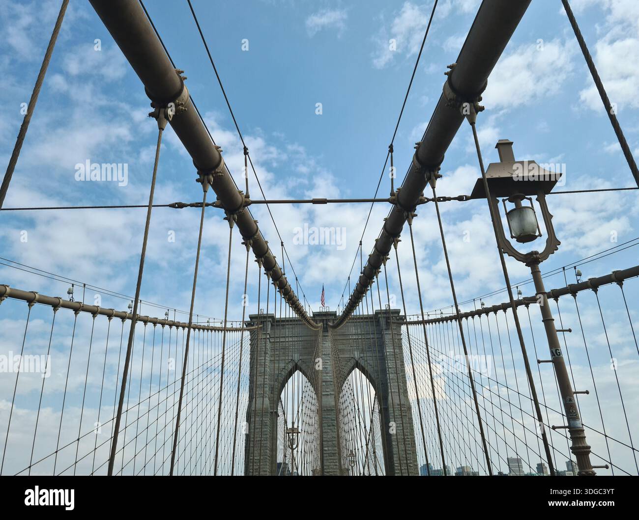 Die 1883 erbaute Brooklyn Bridge ist die erste Hängebrücke aus Stahl und überblickt die Wolkenkratzer von Manhattan, den Big Apple. Stockfoto