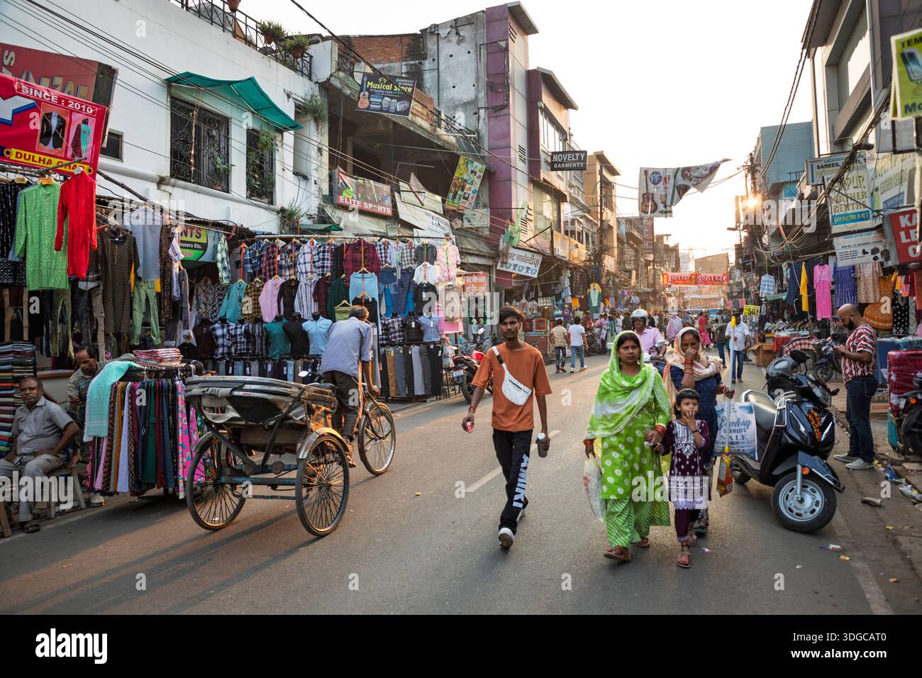 Geschäftige Straßenszene, Lucknow, Uttar Pradesh, Indien Stockfoto