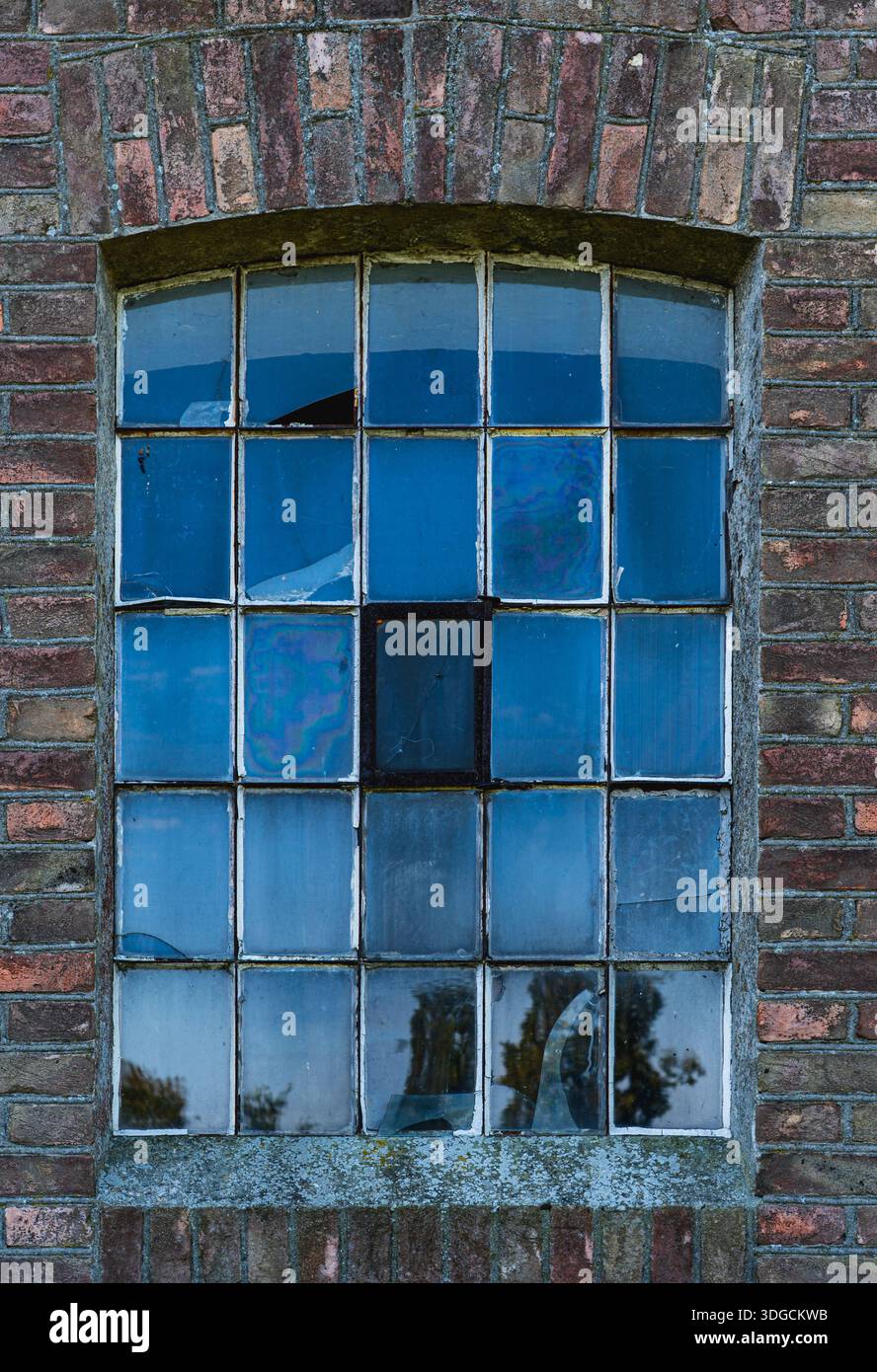 Altes beschädigtes Fenster mit teilweise gebrochenem Glas Stockfoto