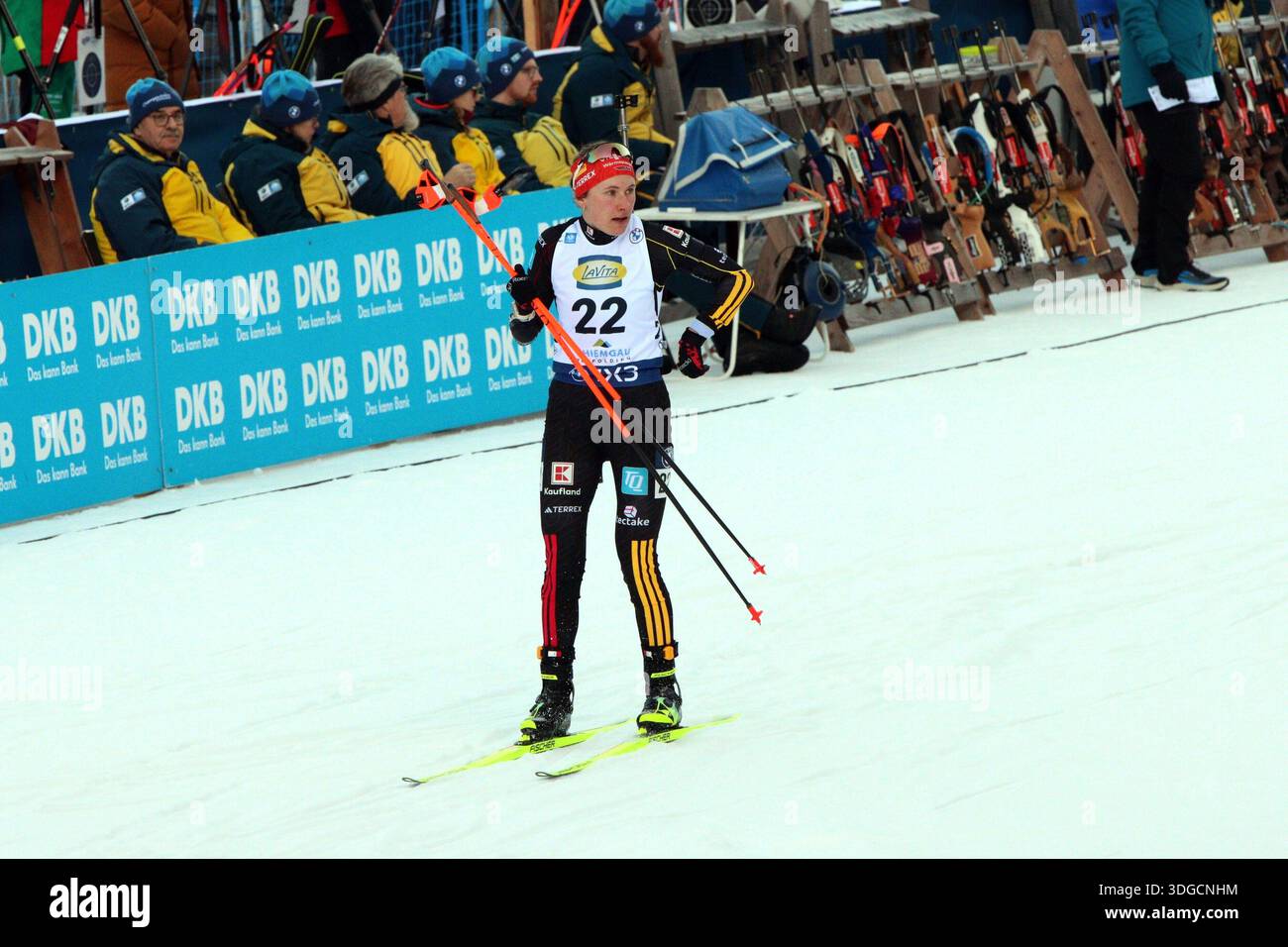 RUHPOLDING, DEUTSCHLAND - 16. JANUAR: Auf dem Schießstand HETTICH-WALZ, Janina (GER, #22) beim 7,5km-SPRINT DER FRAUEN beim BMW IBU World Cup Biathlon Ruhpolding am 16. Januar 2026 in Ruhpolding. Stockfoto