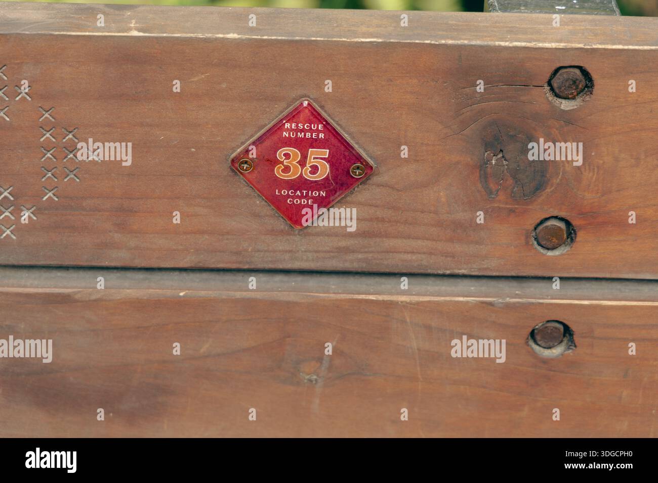 Rettungsnummer - Standortcode - Bench-Details Stockfoto