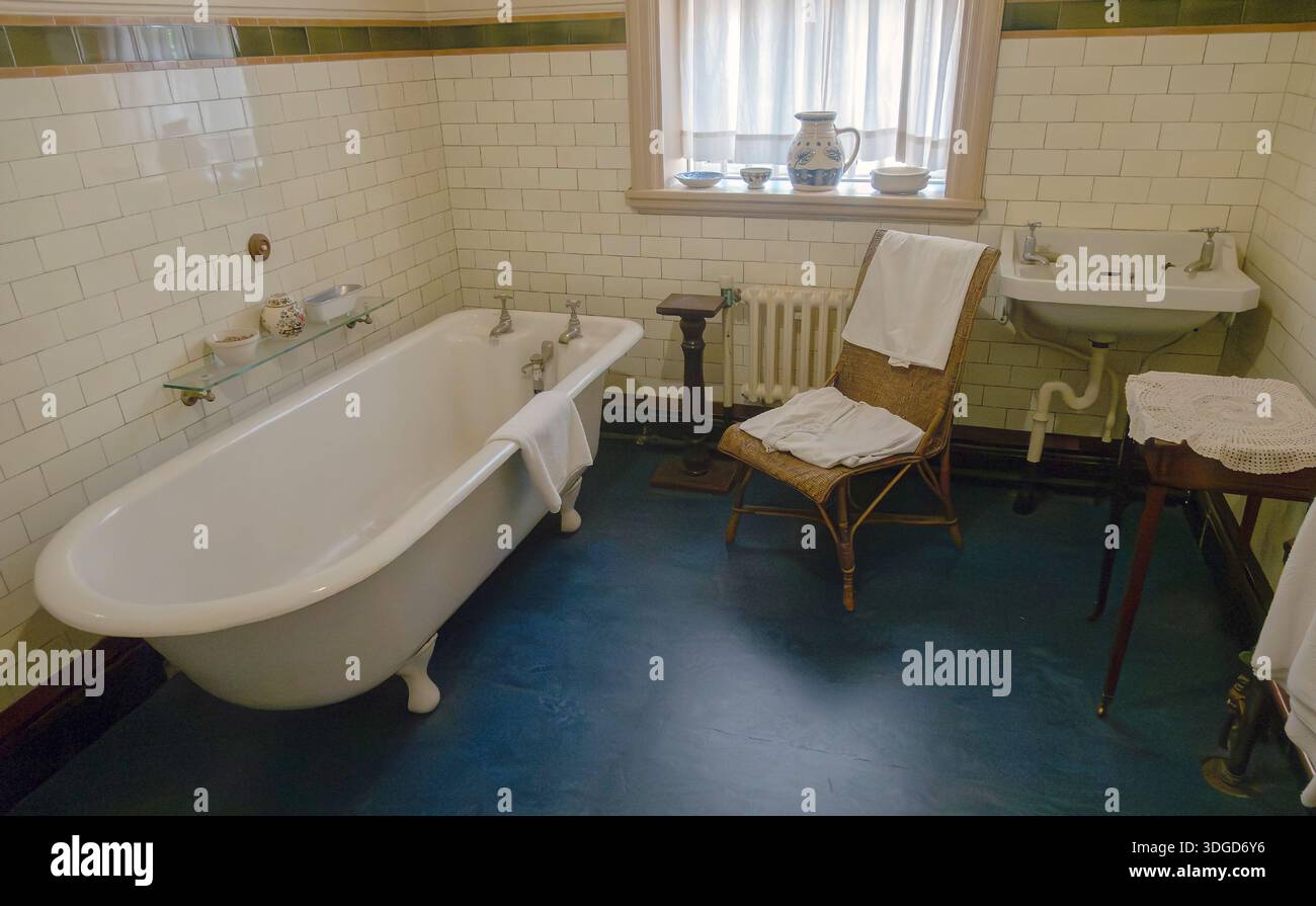 Vintage-Badezimmer mit Badewanne und Waschbecken Stockfoto