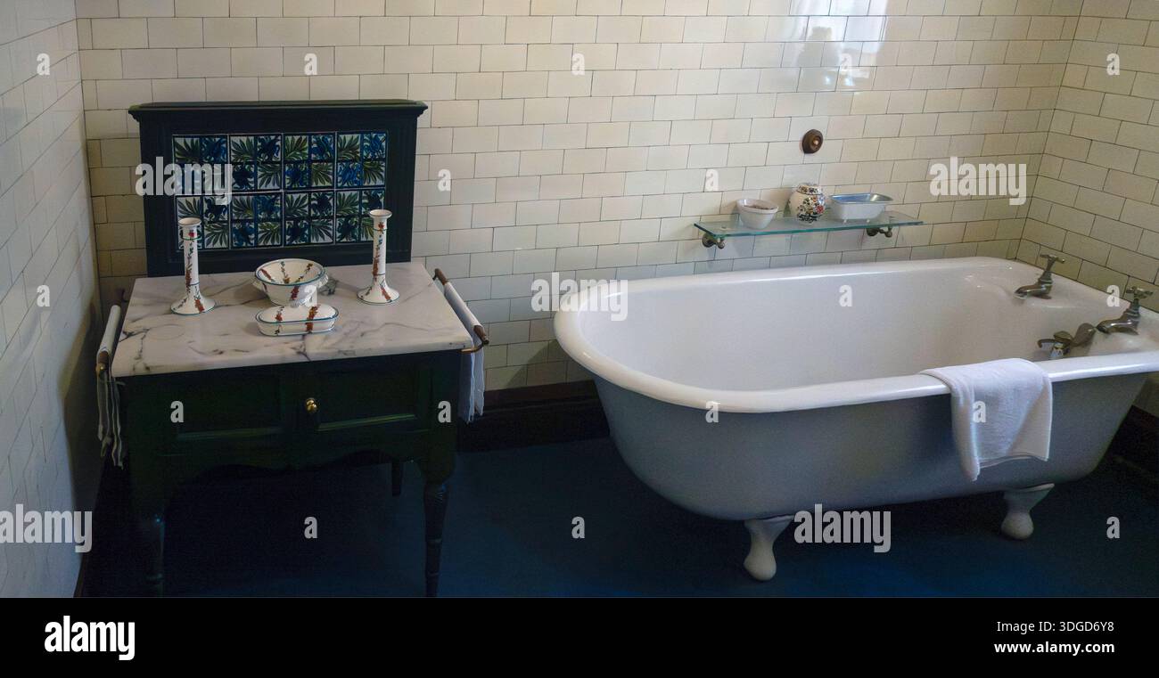 Vintage-Badezimmer mit Badewanne und Waschbecken Stockfoto