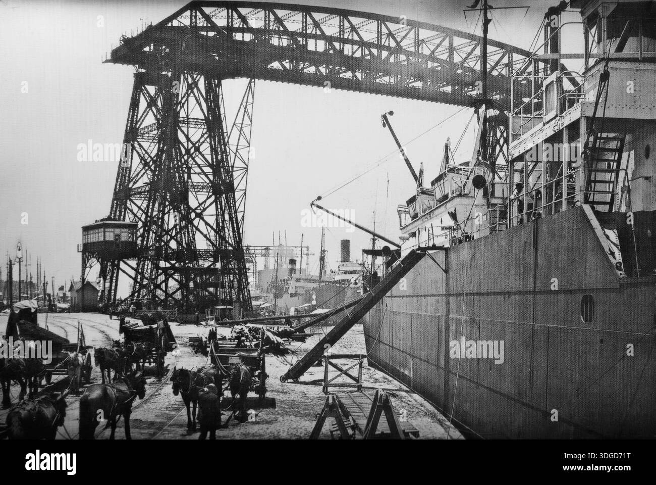 Vintage-Schwarzweiß-Foto eines Schiffes im Hafen von La Boca, Buenos Aires, Argentinien Stockfoto