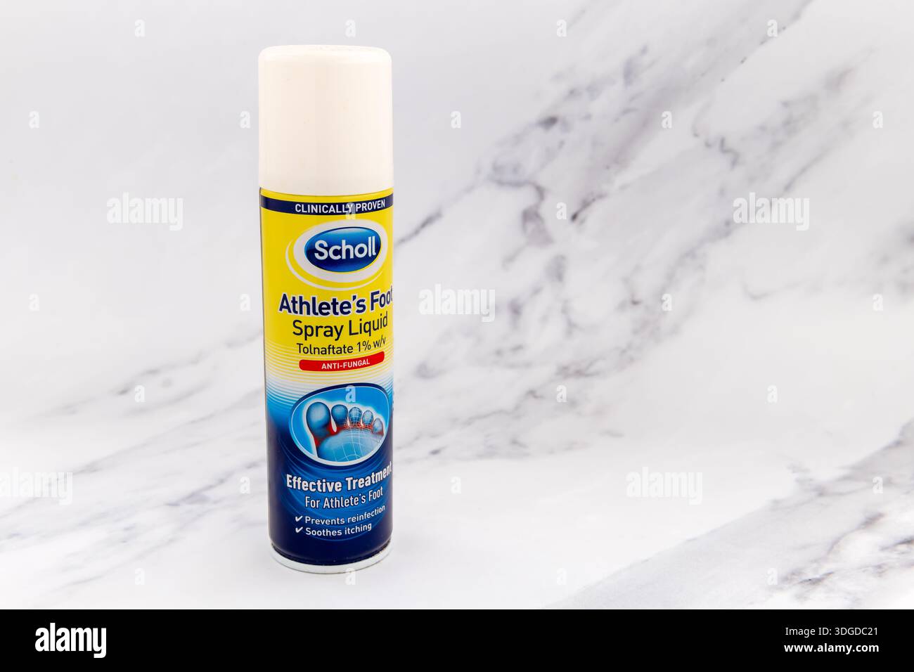London. UK - 14. Januar 2026. Eine Nahaufnahme eines Behälters mit Scholl Athlete's Foot Spray Liquid, isoliert auf weißem Marmorhintergrund. Stockfoto