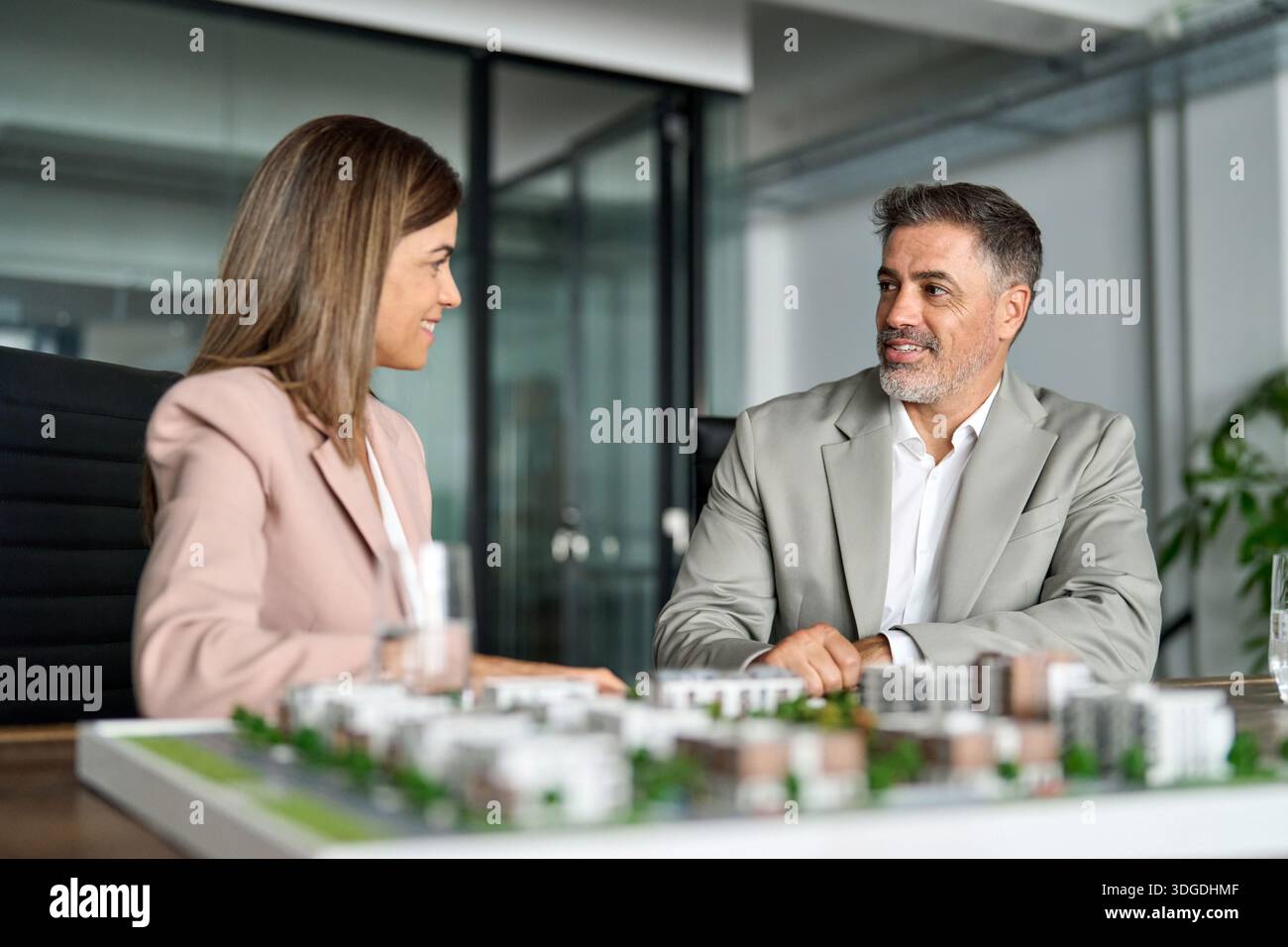 Immobilienentwickler präsentieren neues Entwicklungsprojekt. Stockfoto