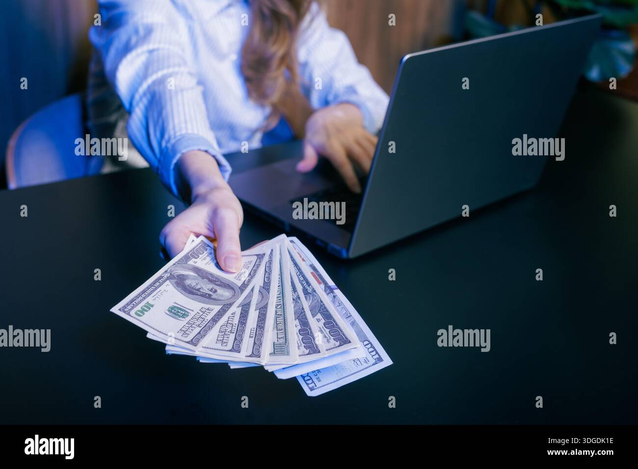 Geschäftsfrau, die Bargeld online, Finanztransaktionen, digitalen Geldwechsel, Investitionen und E-Commerce-Konzept anbietet. Stockfoto