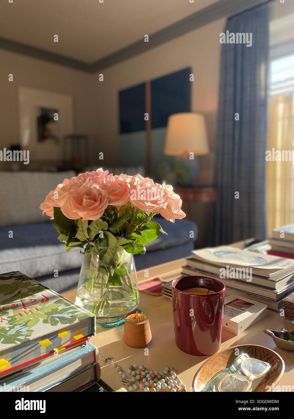 Rosafarbene Rosen auf dem Tisch in einem luxuriösen Haus Stockfoto