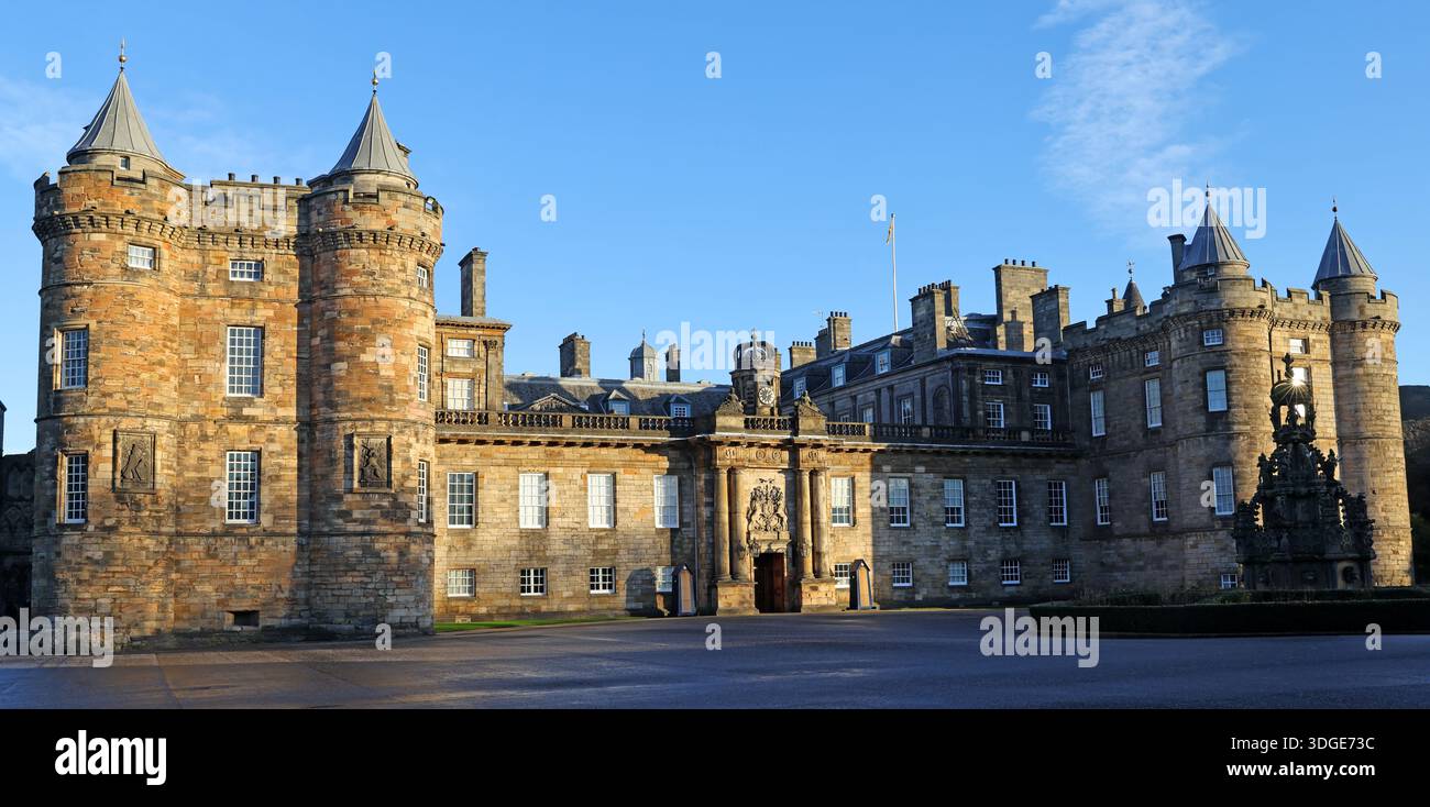 Die King’s Gallery im Palace of Holyroodhouse in Edinburgh, Schottland, fotografiert unter klarem blauem Himmel, zeigt die historische königliche Residenz Stockfoto