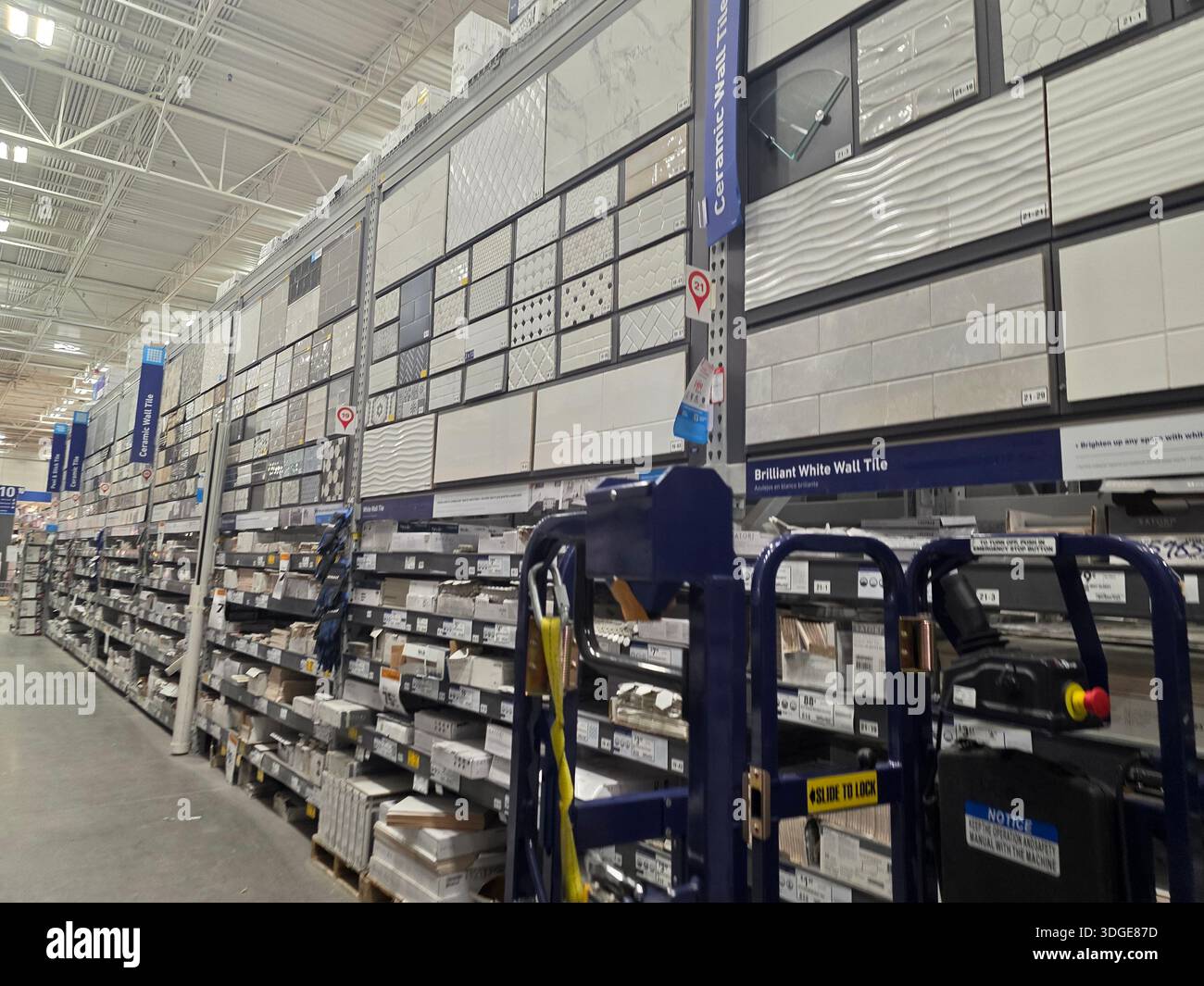 Wir gehen in Lowe's Retailer Store Stockfoto