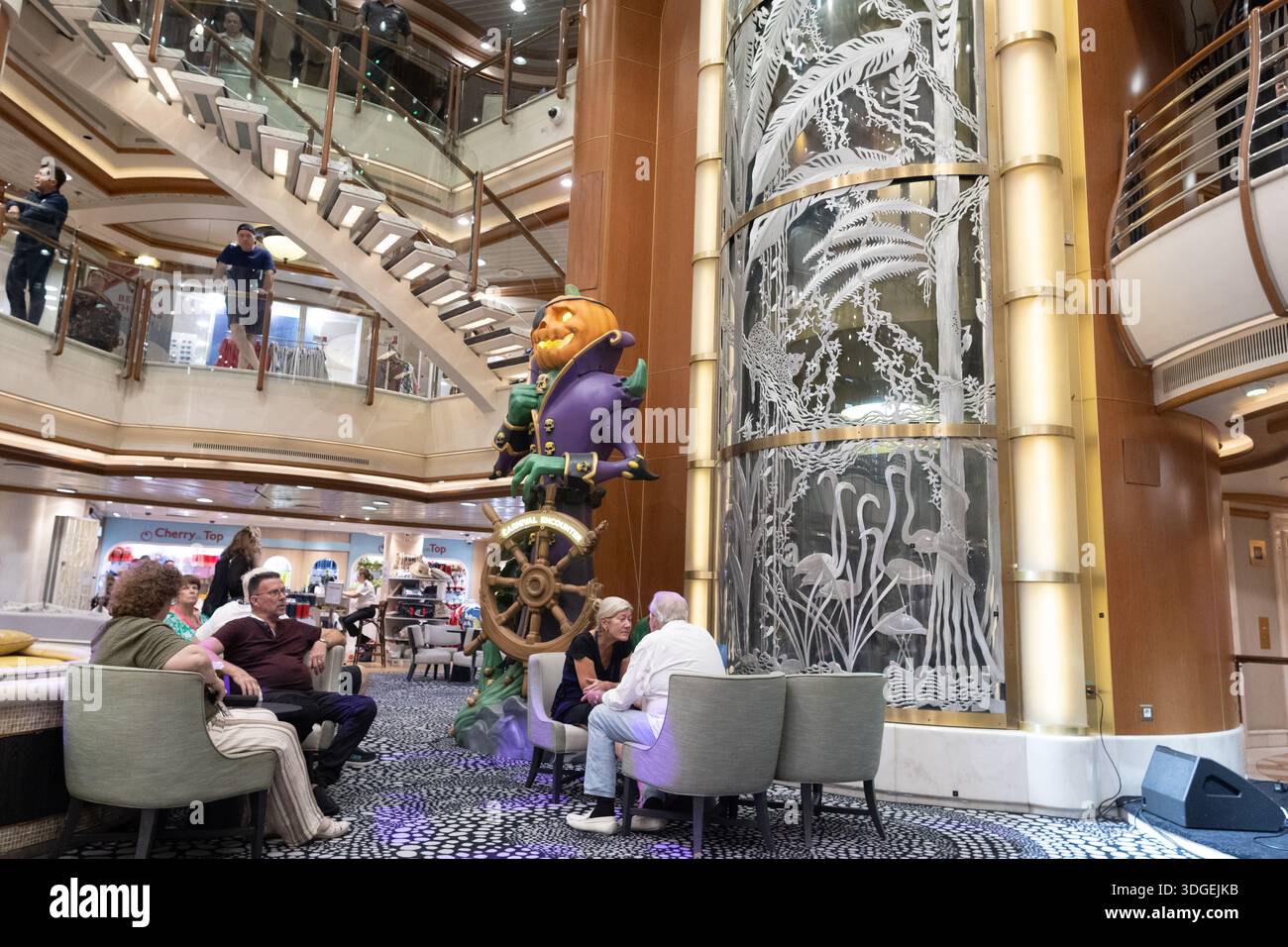 Die Passagiere treffen sich in einem Kreuzfahrtschiff und nutzen gemeinsame Innenräume, die für Entspannung, Essen und Unterhaltung während einer Reise ausgelegt sind. Stockfoto