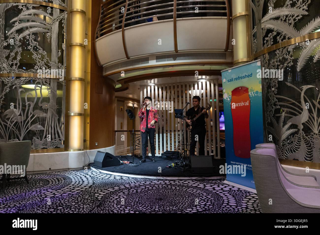 Die Passagiere treffen sich in einem Kreuzfahrtschiff und nutzen gemeinsame Innenräume, die für Entspannung, Essen und Unterhaltung während einer Reise ausgelegt sind. Stockfoto