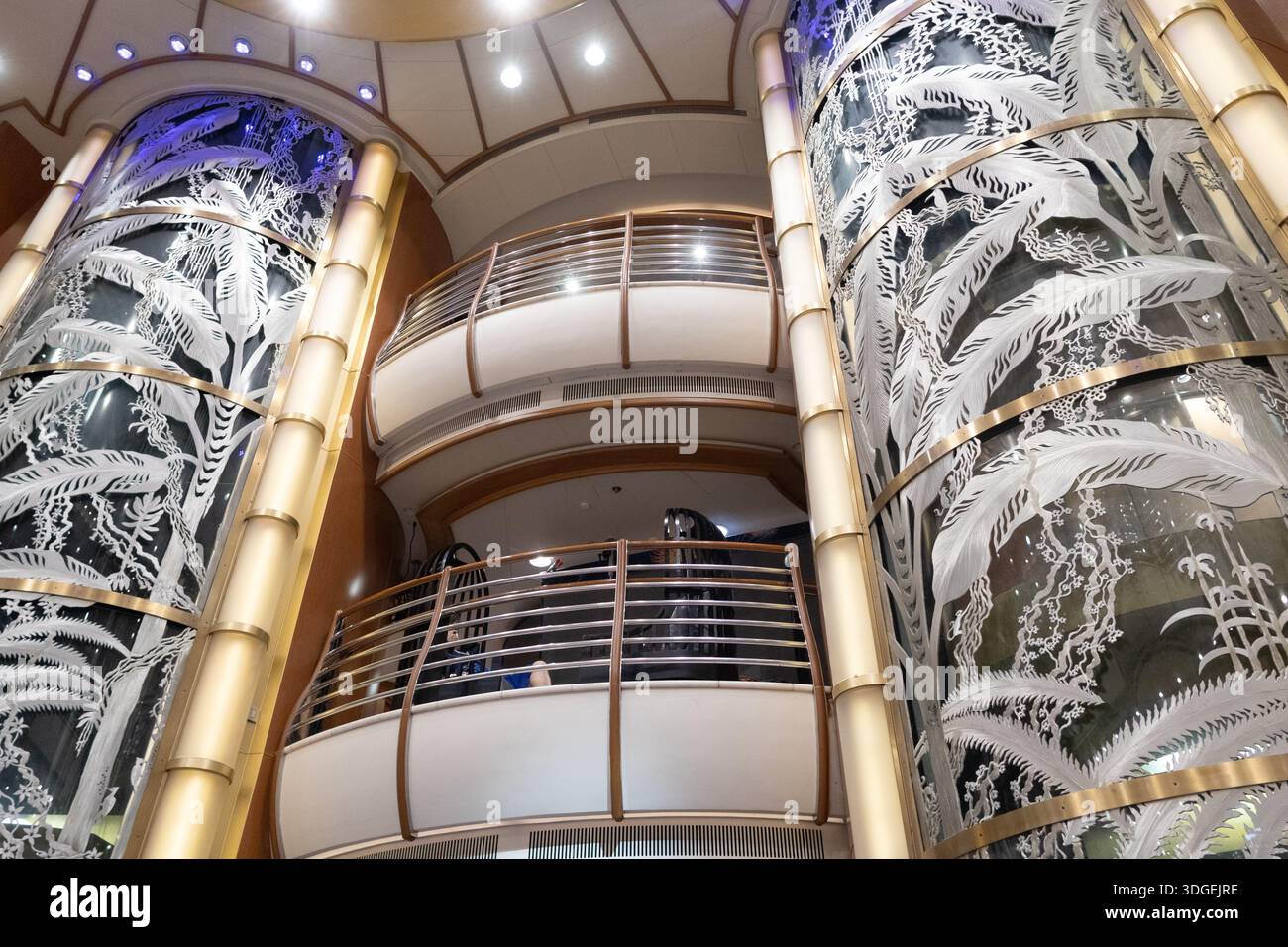 Die Passagiere treffen sich in einem Kreuzfahrtschiff und nutzen gemeinsame Innenräume, die für Entspannung, Essen und Unterhaltung während einer Reise ausgelegt sind. Stockfoto
