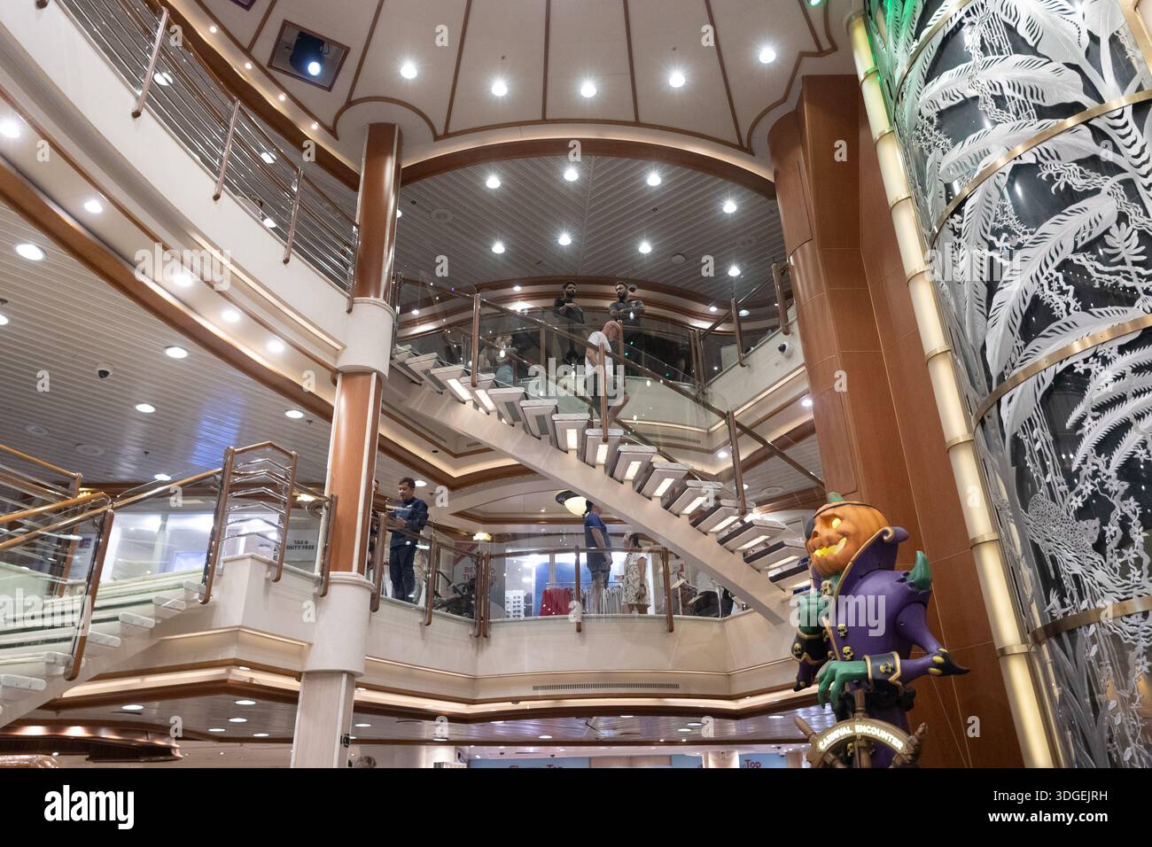 Die Passagiere treffen sich in einem Kreuzfahrtschiff und nutzen gemeinsame Innenräume, die für Entspannung, Essen und Unterhaltung während einer Reise ausgelegt sind. Stockfoto