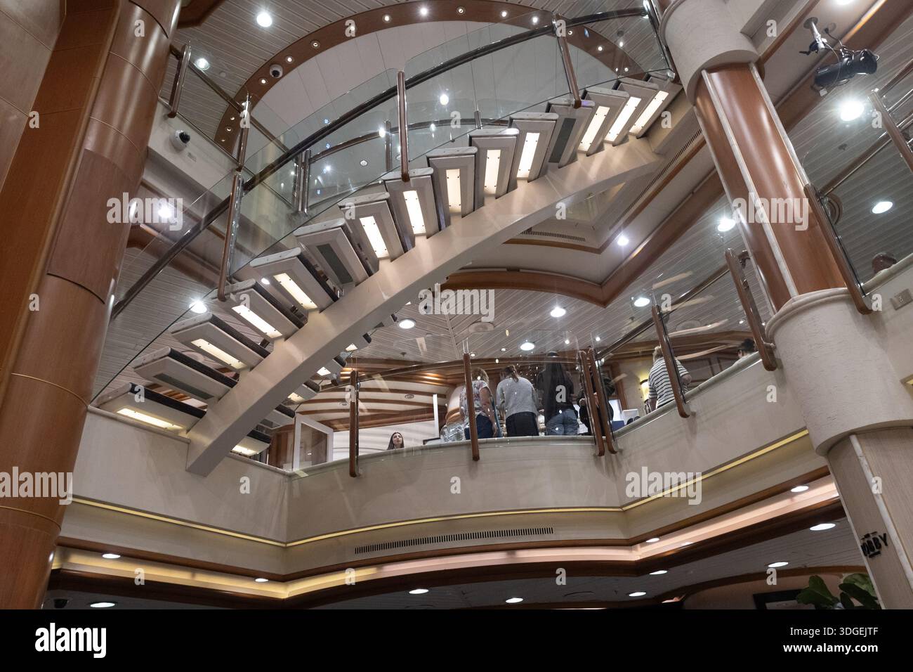 Die Passagiere treffen sich in einem Kreuzfahrtschiff und nutzen gemeinsame Innenräume, die für Entspannung, Essen und Unterhaltung während einer Reise ausgelegt sind. Stockfoto