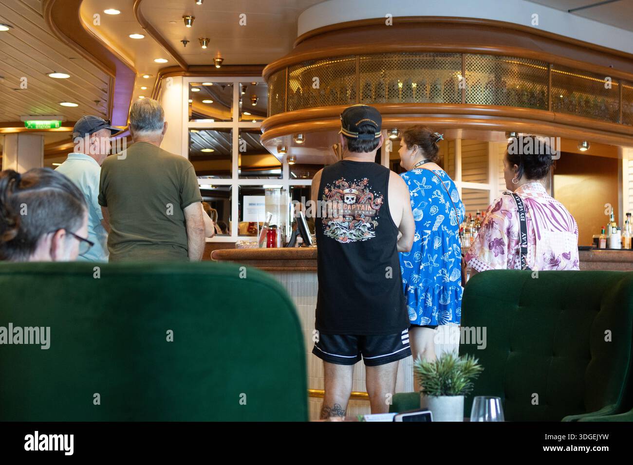 Die Passagiere treffen sich in einem Kreuzfahrtschiff und nutzen gemeinsame Innenräume, die für Entspannung, Essen und Unterhaltung während einer Reise ausgelegt sind. Stockfoto