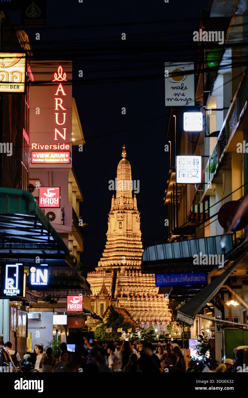 Bangkok, Thailand, 19. November 2025. Lebhafter Blick auf den Wat Arun bei Nacht vor den belebten Straßen Stockfoto