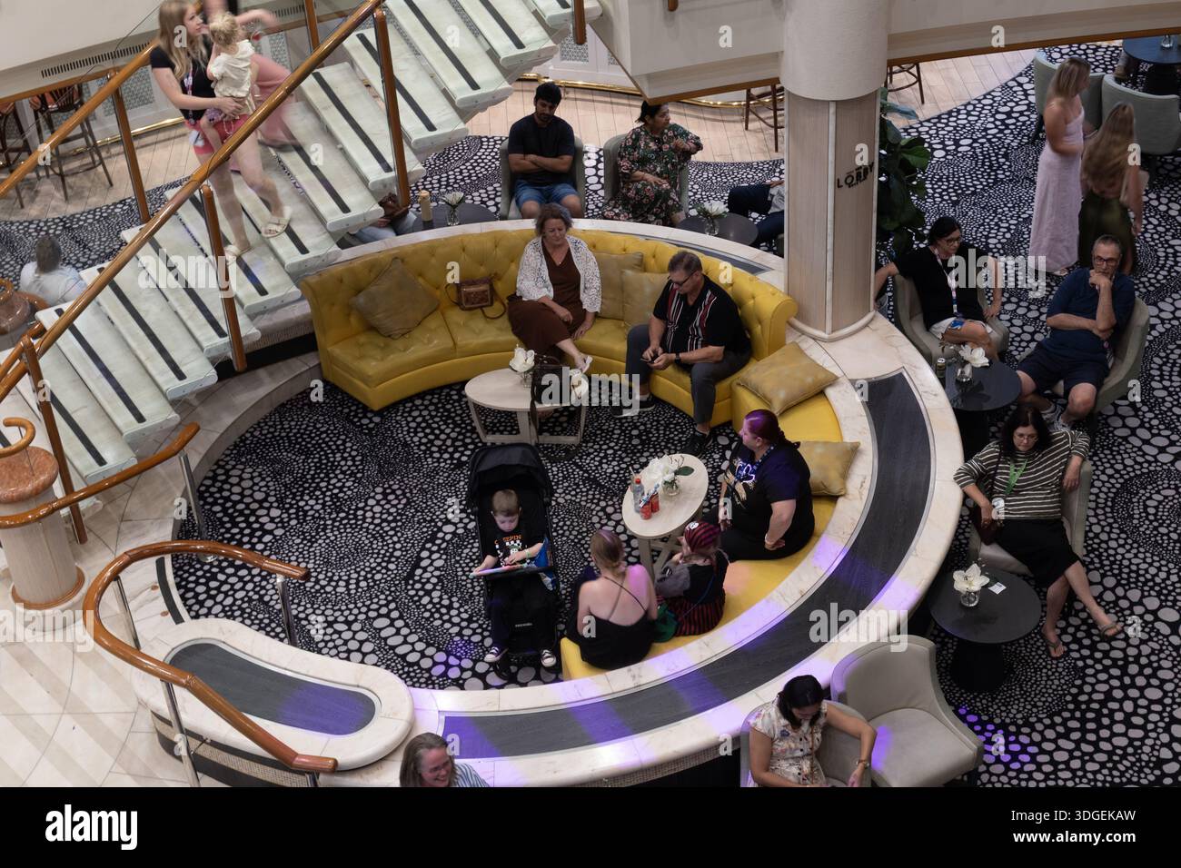Die Passagiere treffen sich in einem Kreuzfahrtschiff und nutzen gemeinsame Innenräume, die für Entspannung, Essen und Unterhaltung während einer Reise ausgelegt sind. Stockfoto